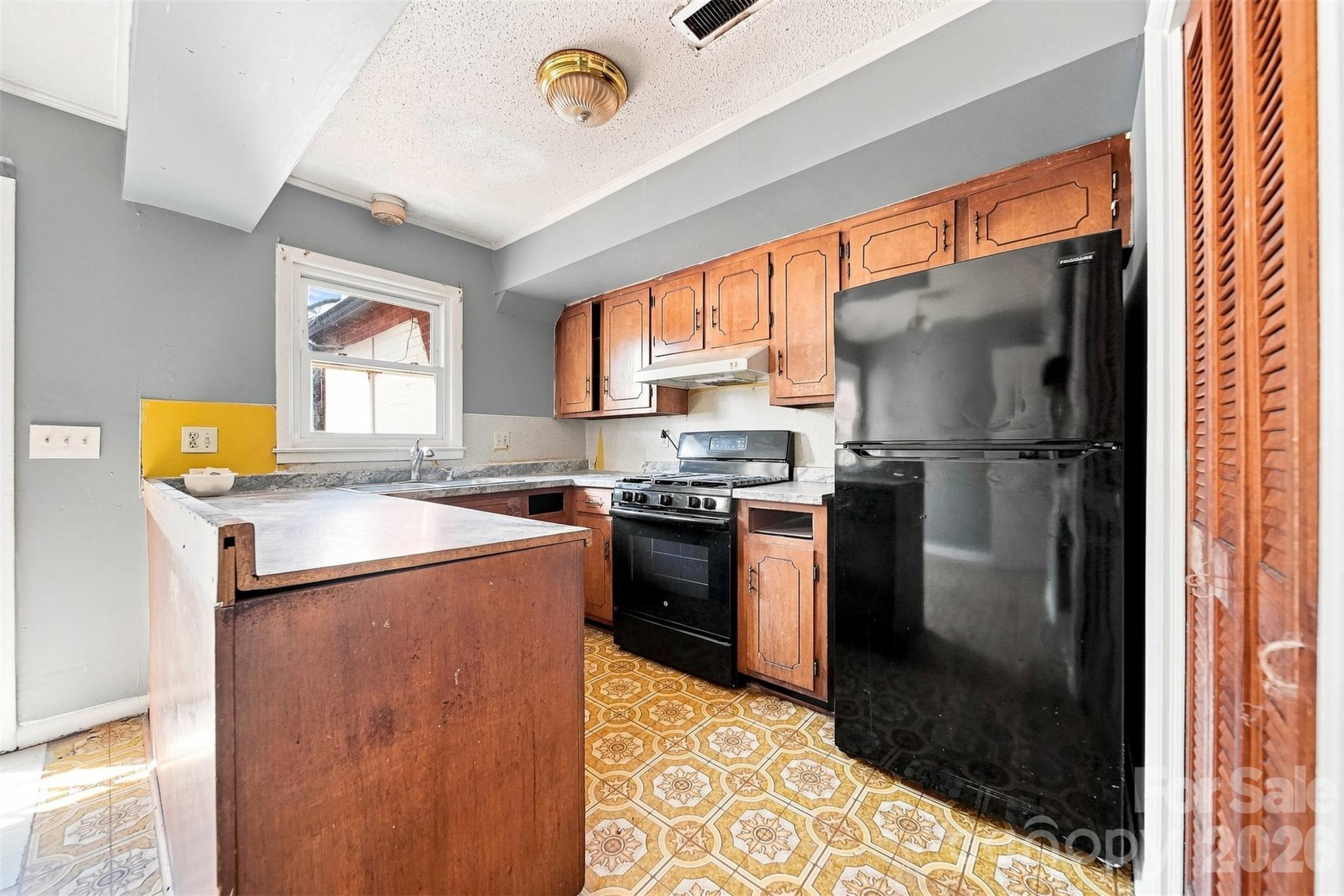 Apartment at 402 S Ashe Avenue, Newton, photo 16 of 48