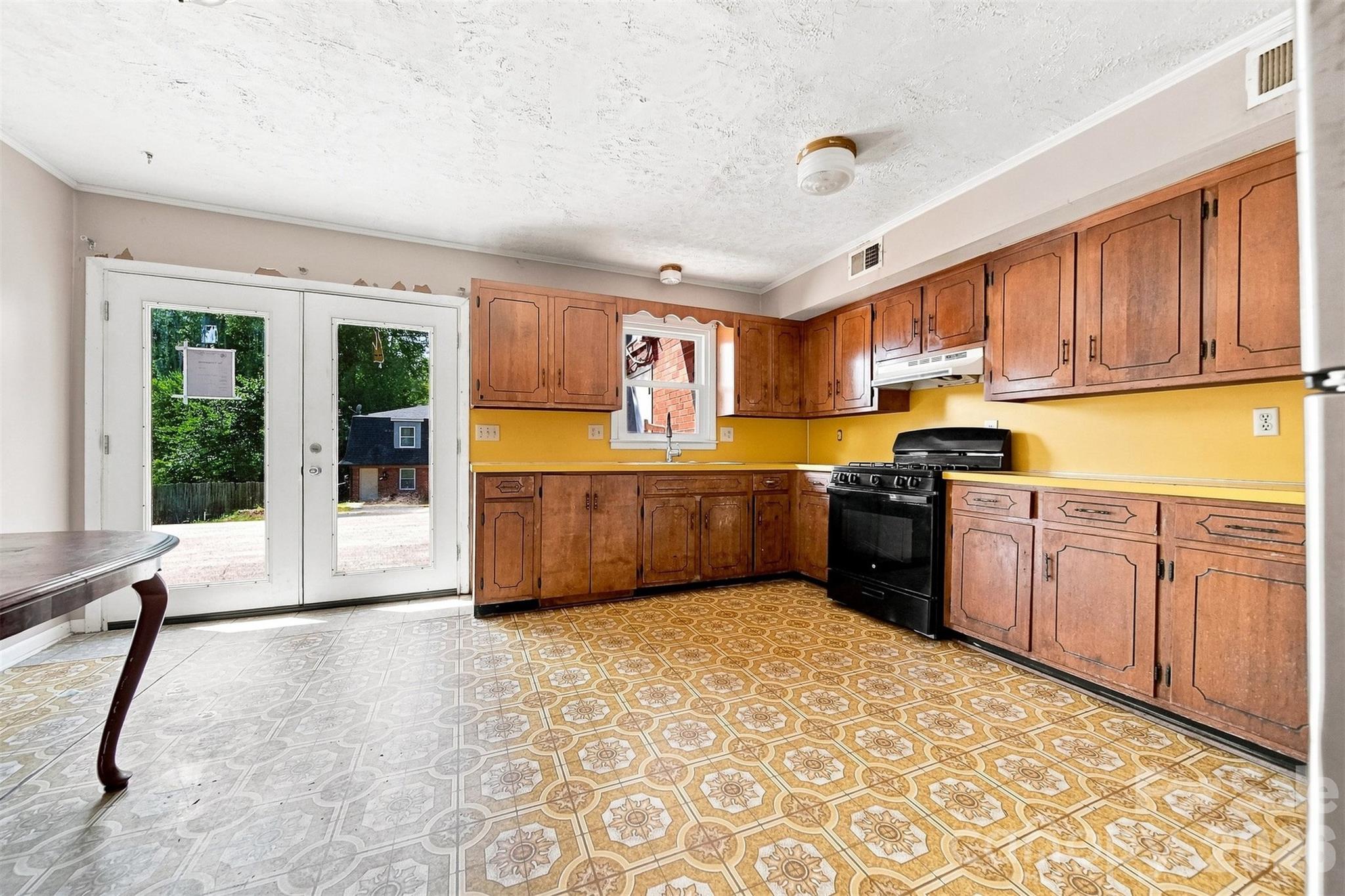 Apartment at 402 S Ashe Avenue, Newton, photo 17 of 48