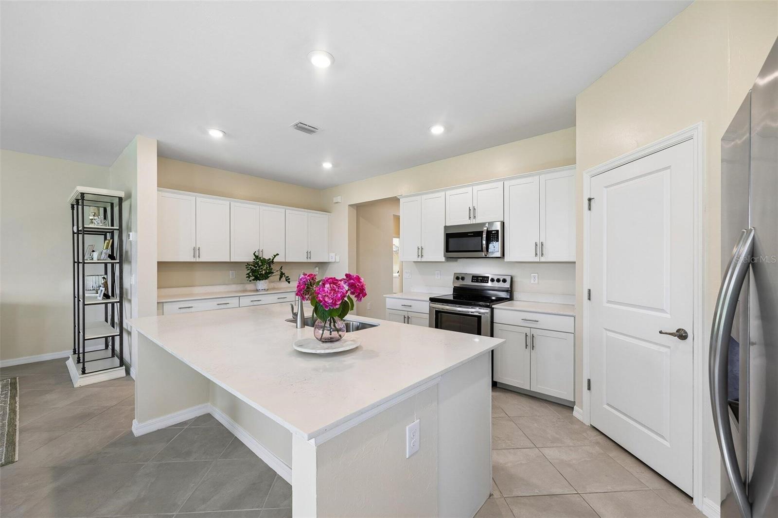 Single Family Residence at 11177 PINOT DR, VENICE, photo 8 of 44
