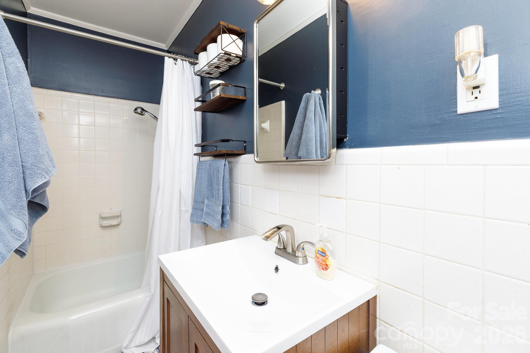 Primary Bathroom - 1131 Richmond Drive, Rock Hill