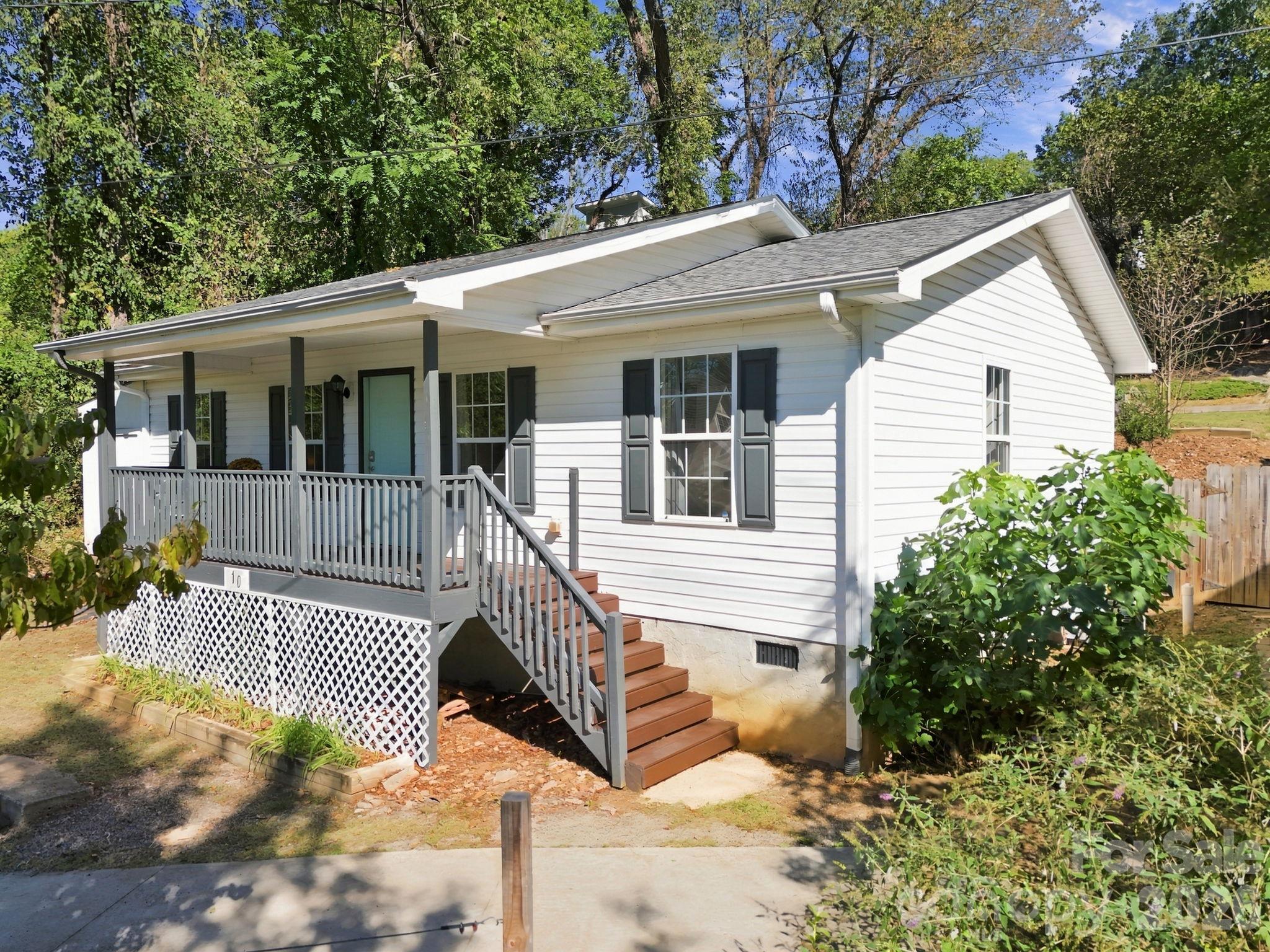 Single Family Residence at 10 Foggy Hollow Trail, Asheville, photo 2 of 39