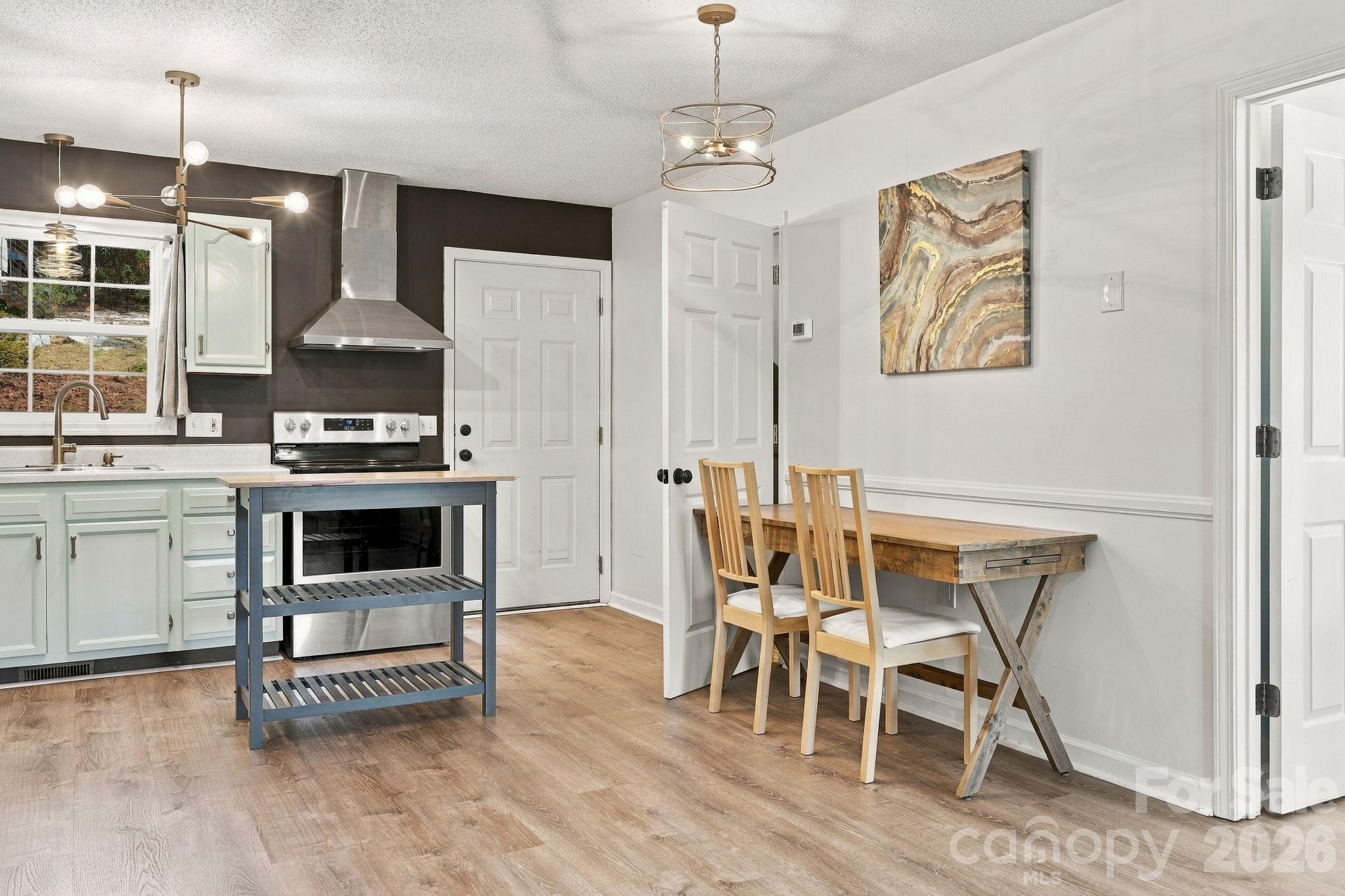 Single Family Residence at 10 Foggy Hollow Trail, Asheville, photo 9 of 39