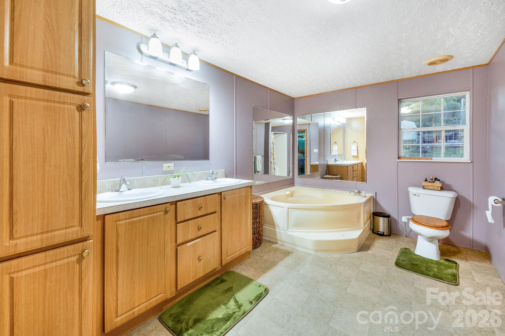 Large primary bath ensuite with corner jetted soaking tub. - 1102 Price Town Road, Clyde