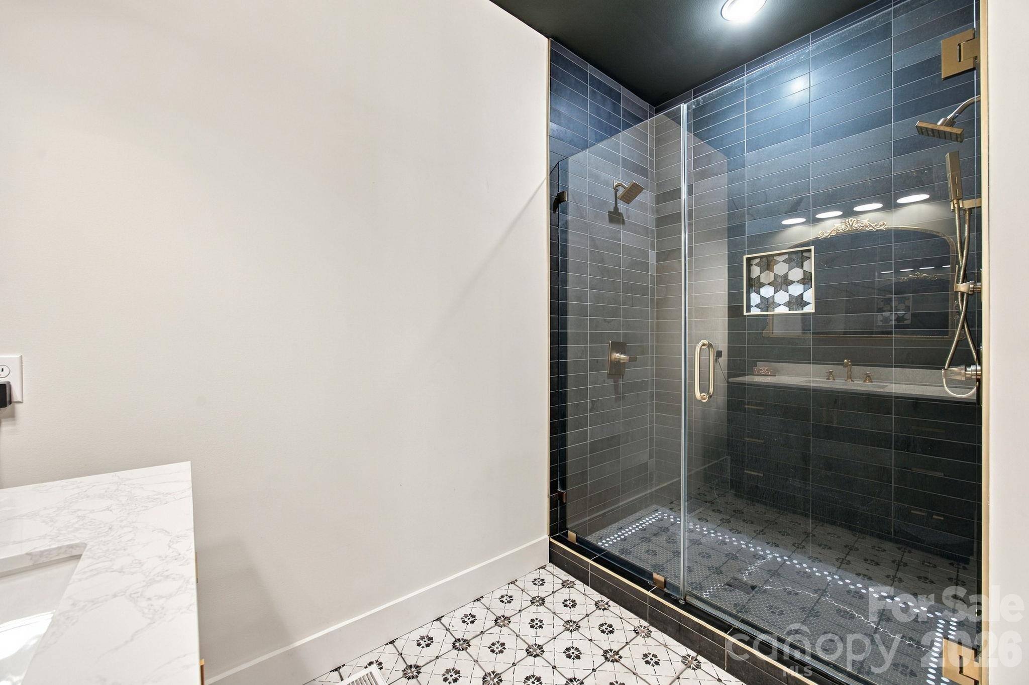 Separate shower with double shower heads - 1020 Rock Pond Lane, Salisbury