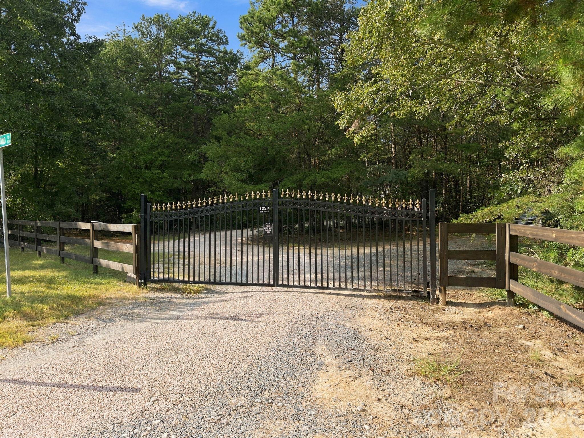 Electric entry gate - 1020 Rock Pond Lane, Salisbury