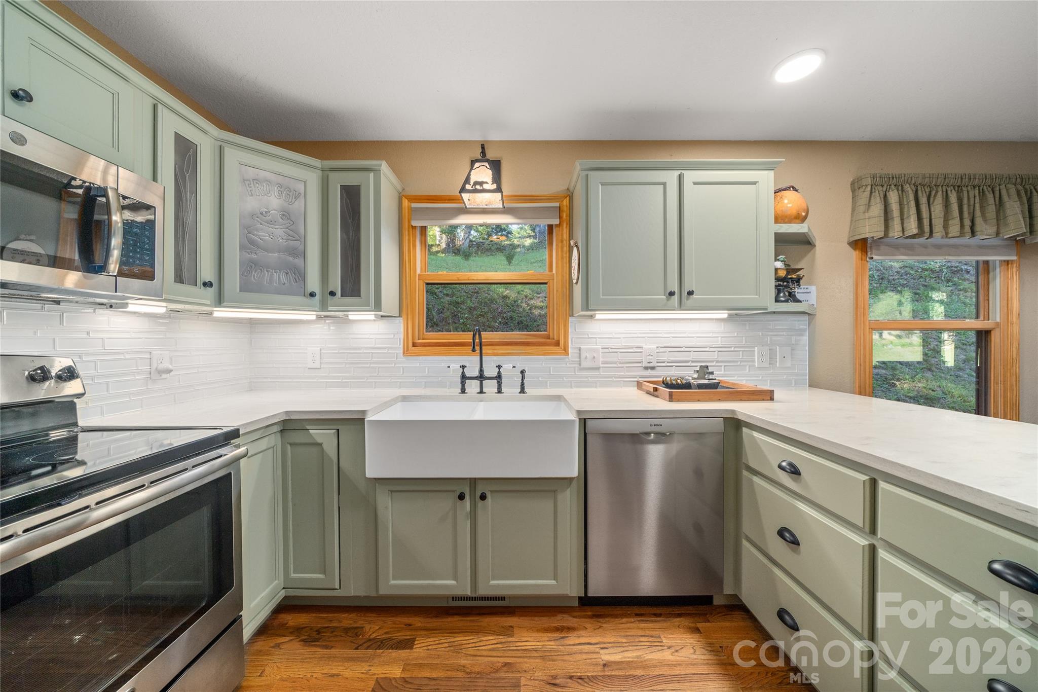 Beutiful kitchen with granite counters, farm sink,and big walk in pantry - 28 Froggy Bottom Trail, Canton