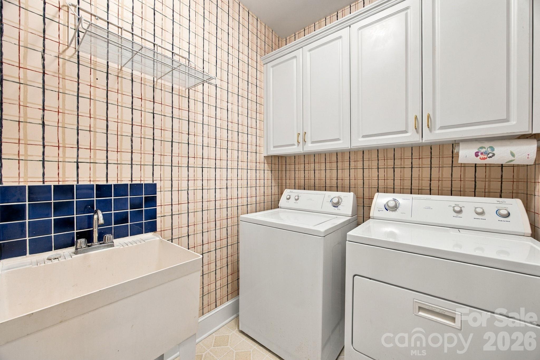 Laundry Room with laundry sink - 10417 Newberry Park Lane, Charlotte