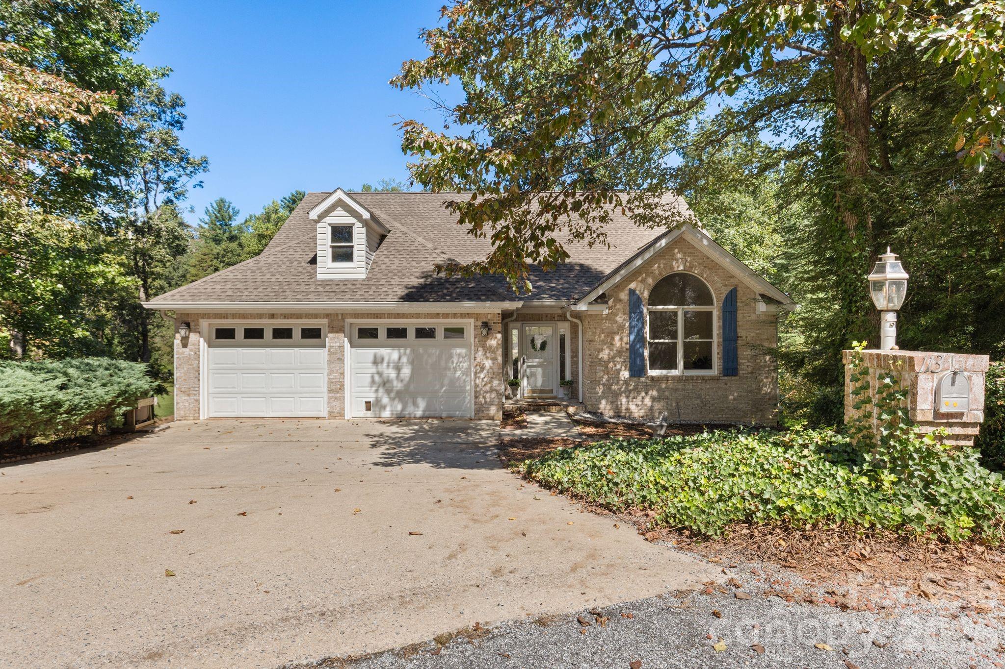 Single Family Residence at 113 Laura Trace, Hendersonville, photo 2 of 30