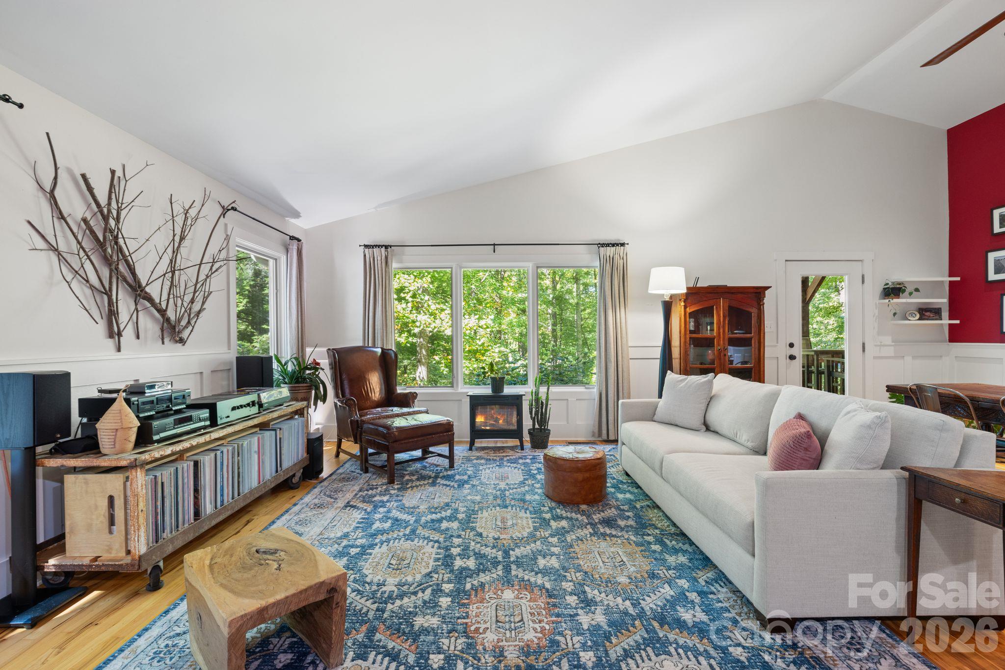 Vaulted ceiling and an open layout - 179 Woodlyn Etch Drive, Hendersonville