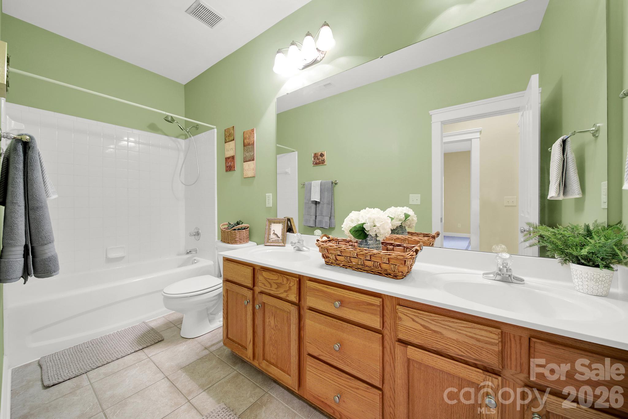 upstairs full bath - 1512 Calvin Hal Road, Lake Wylie