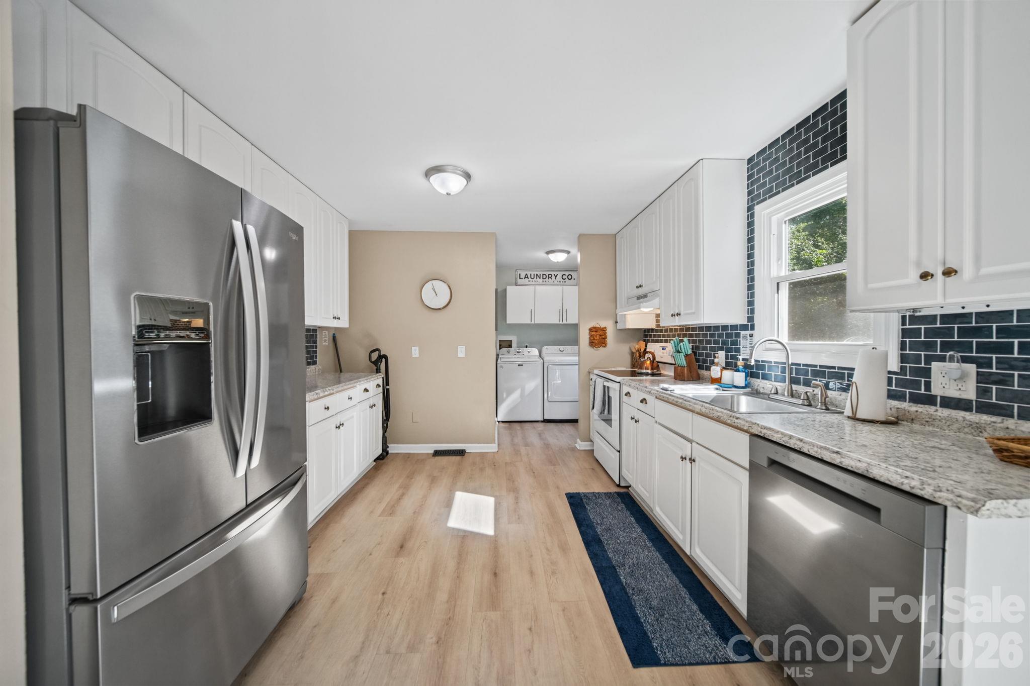 Beautiful kitchen with upgraded stainless steel refrigerator and dishwasher - 106 Brookridge Lane, Mooresville