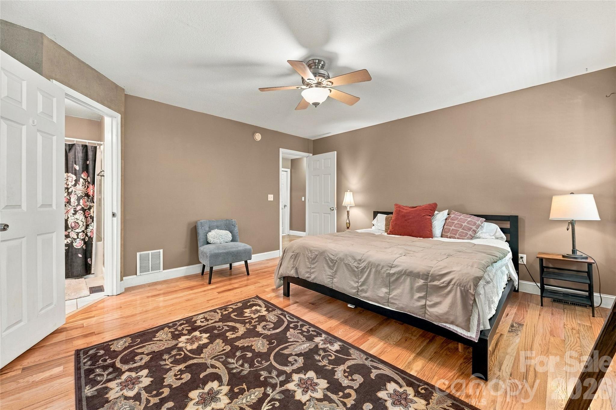 Primary bedroom with ensuite bathroom. - 8 Maltese Lane, Weaverville