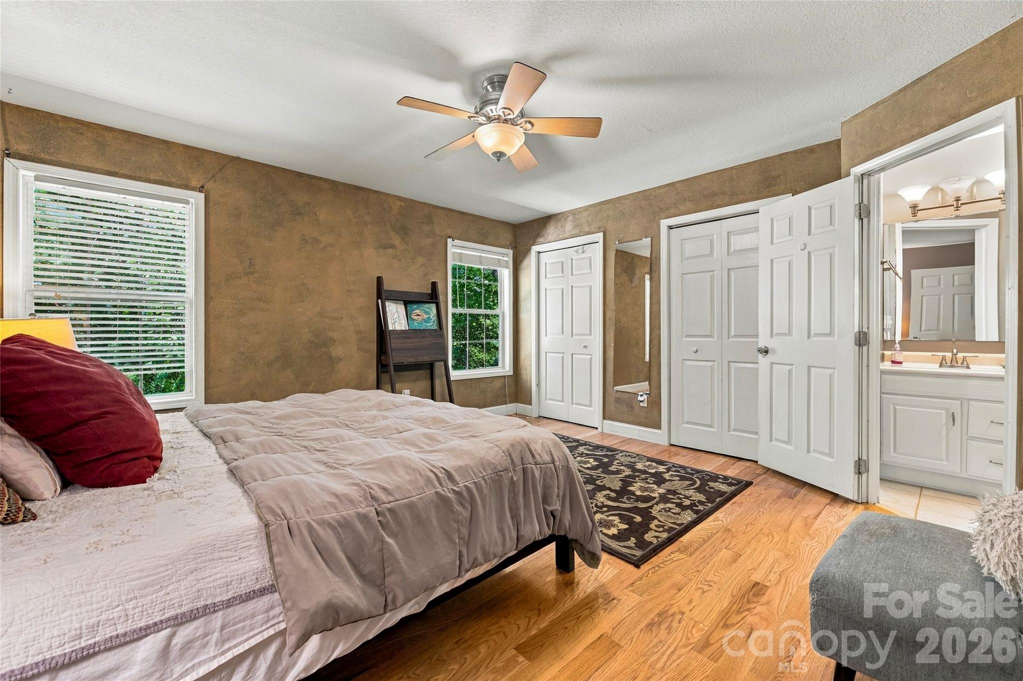 Two clothes in the primary. - 8 Maltese Lane, Weaverville