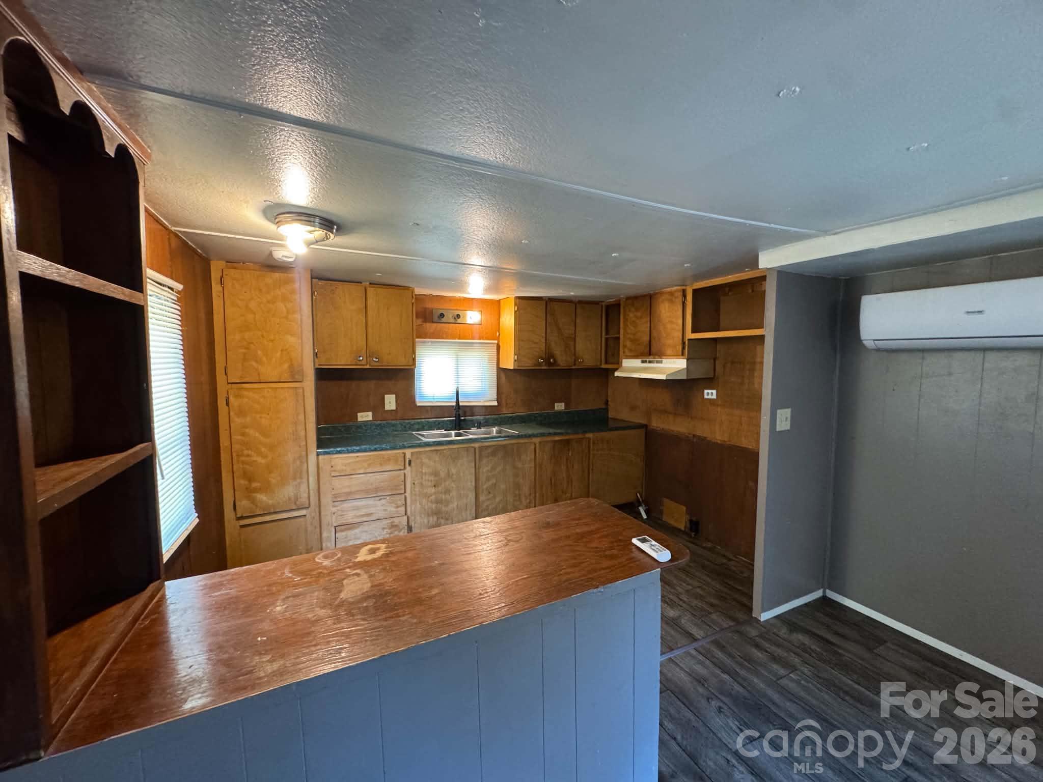 Single Family Residence at 118 Hamlet Place, Ronda, photo 6 of 35