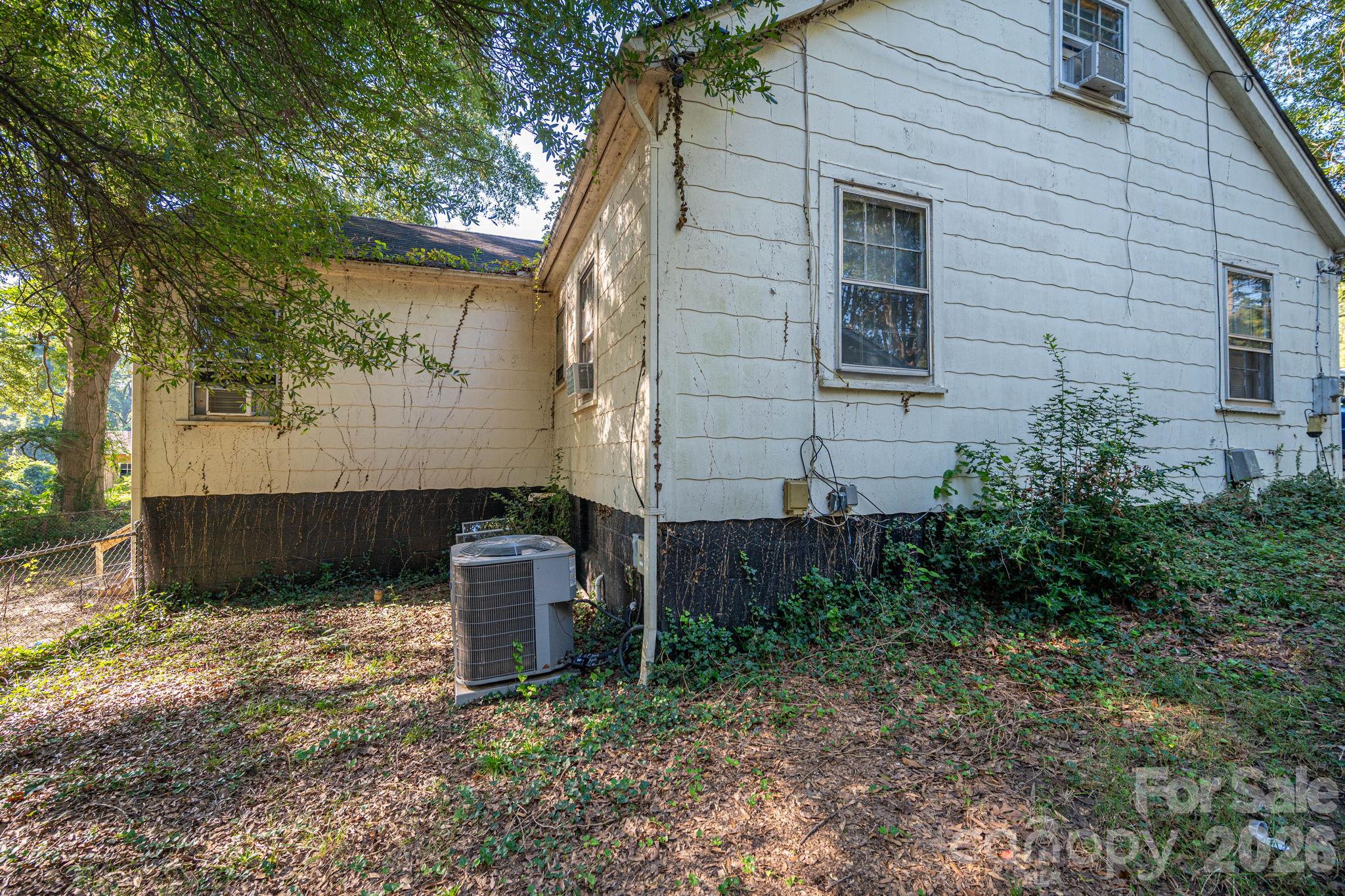 Single Family Residence at 712 N Weldon Street, Gastonia, photo 12 of 39