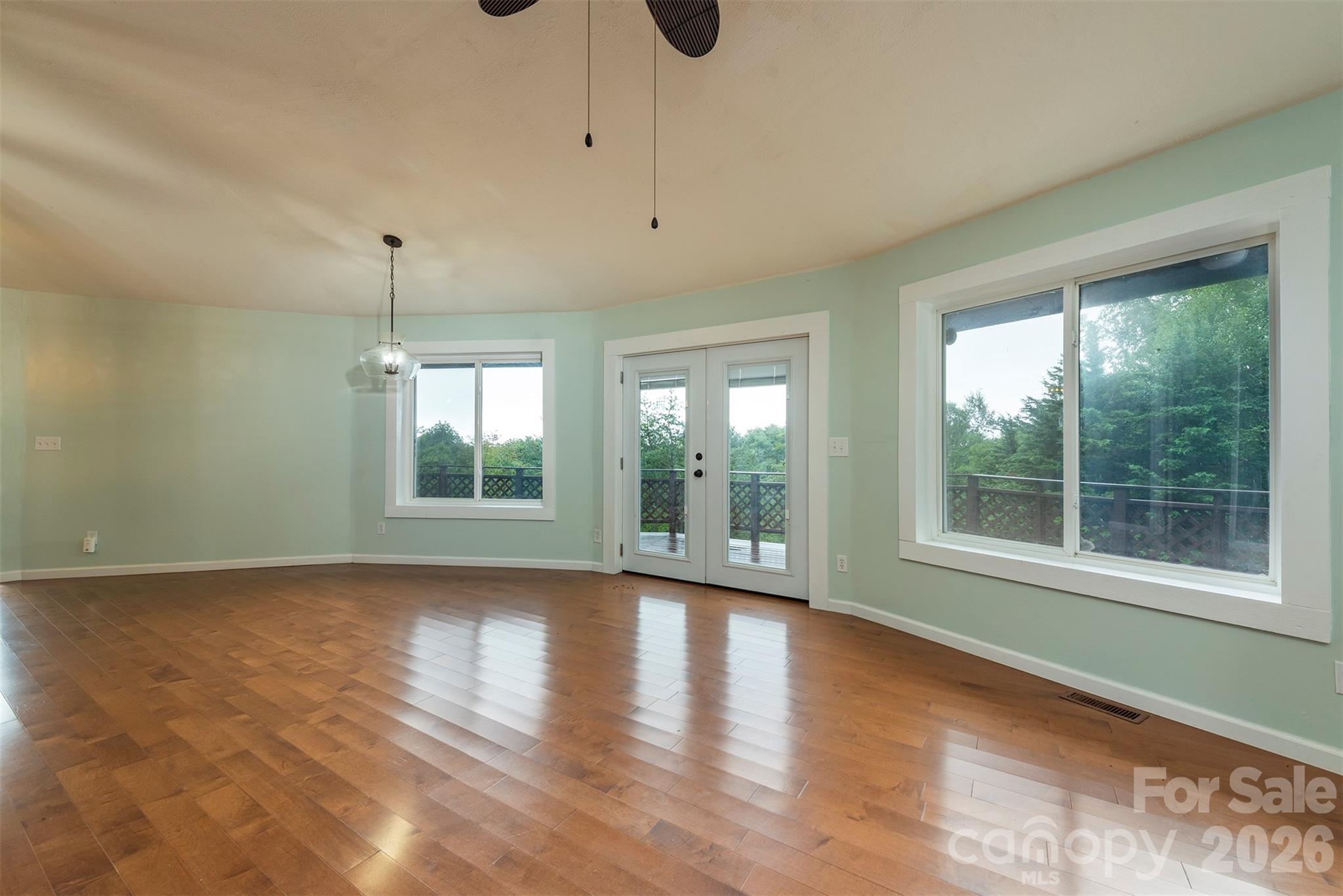 Open-concept living area - 281 Bearwallow Trail, Leicester