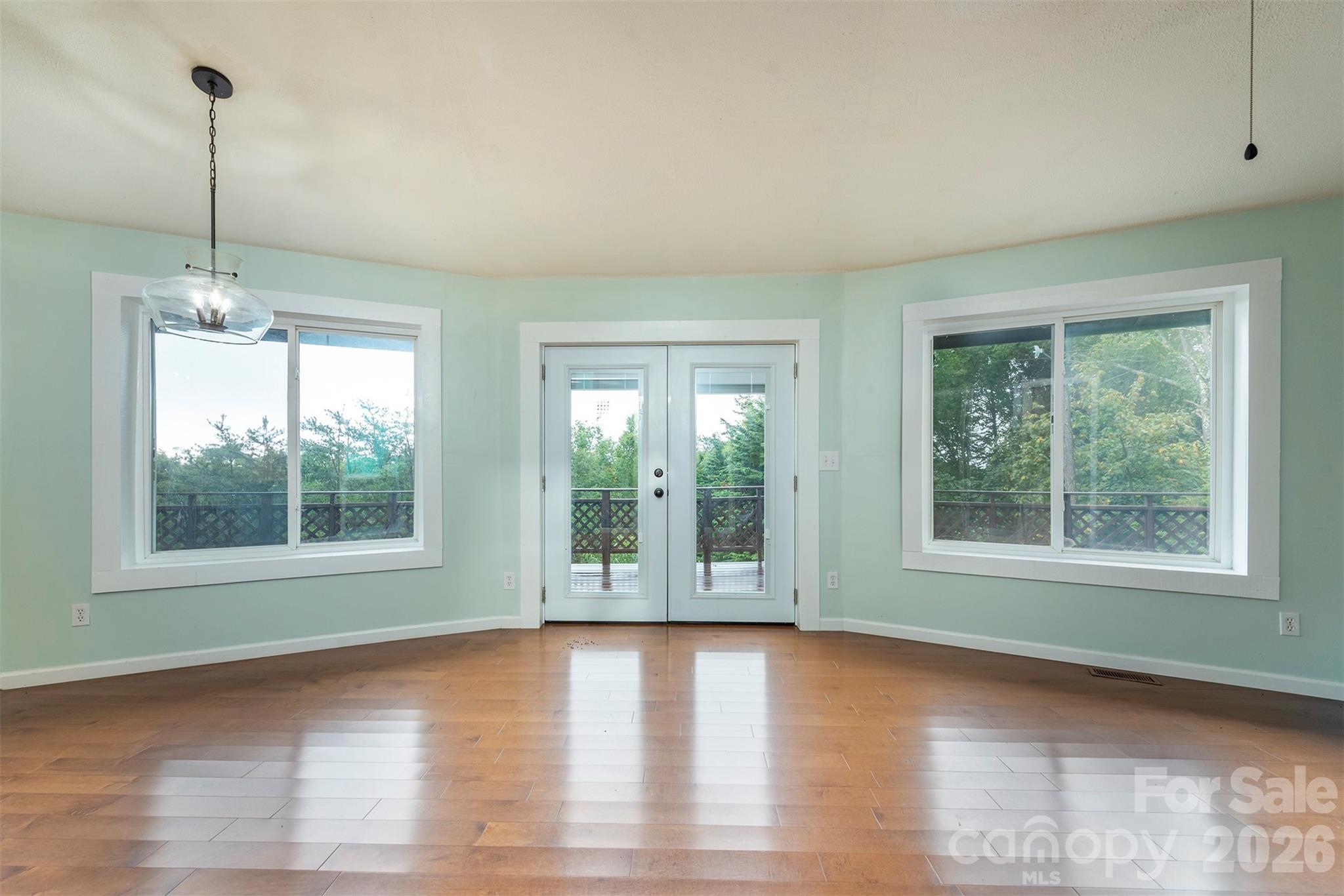 Open-concept living area - 281 Bearwallow Trail, Leicester