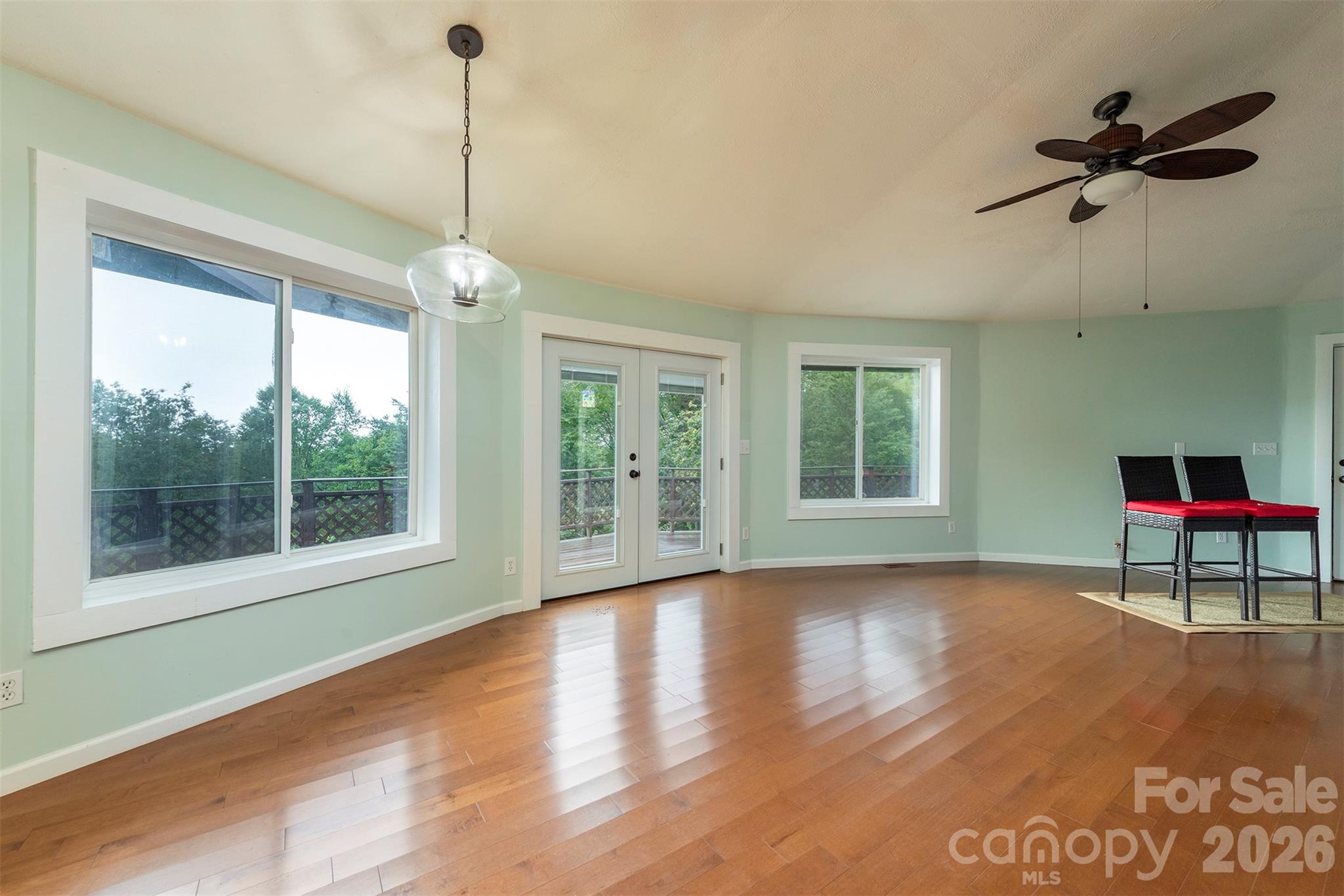 Open-concept living area - 281 Bearwallow Trail, Leicester