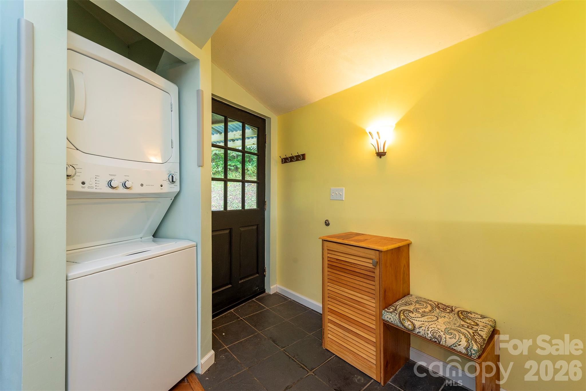 Side entry - 281 Bearwallow Trail, Leicester