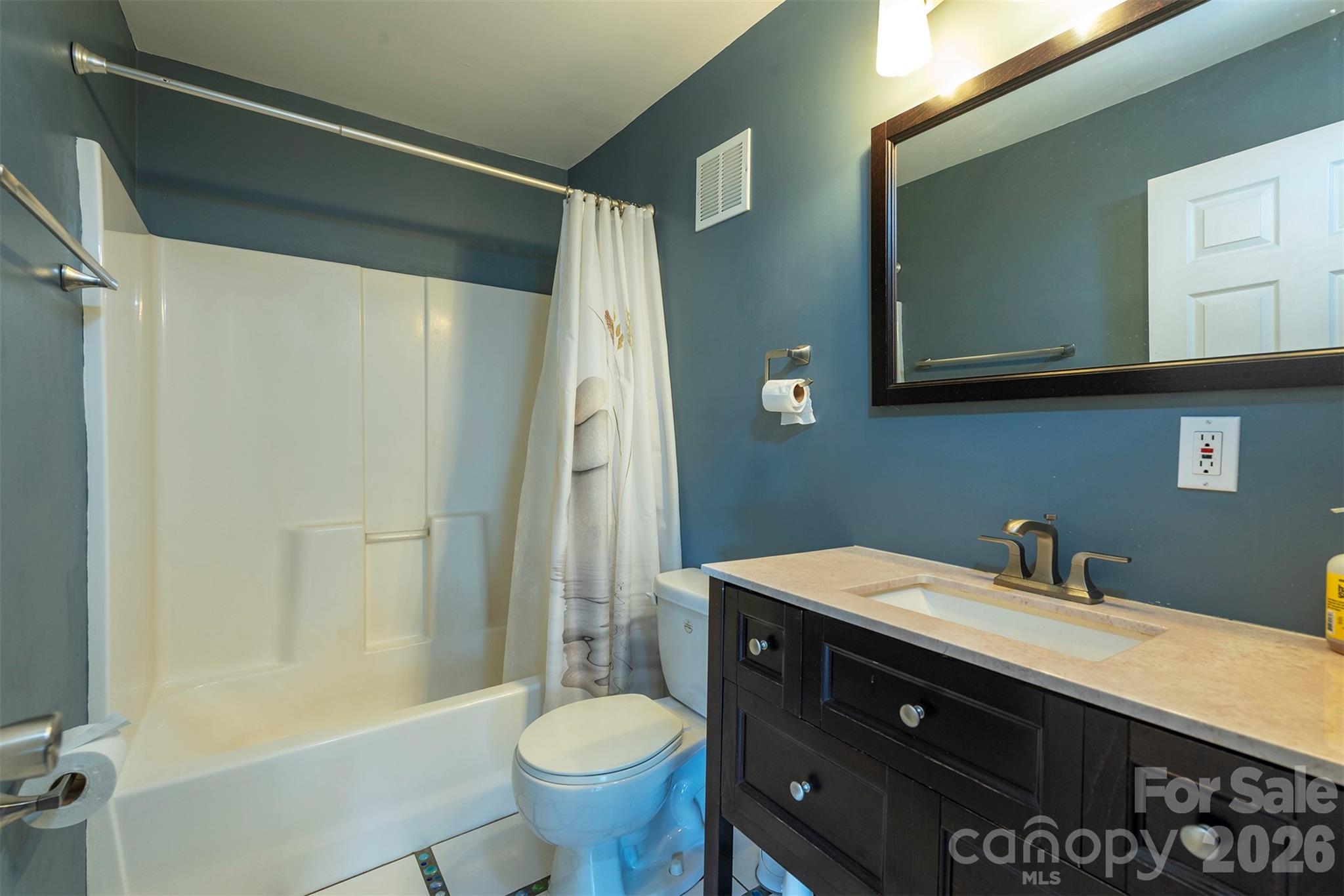 Lower-level full bathroom - 281 Bearwallow Trail, Leicester