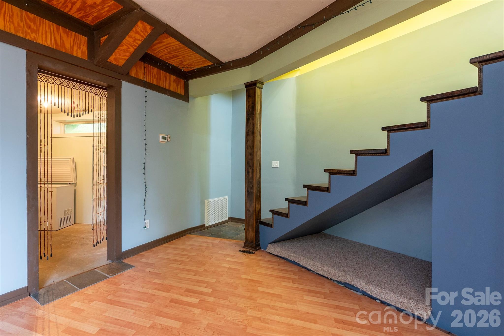 Lower-level stairway - 281 Bearwallow Trail, Leicester