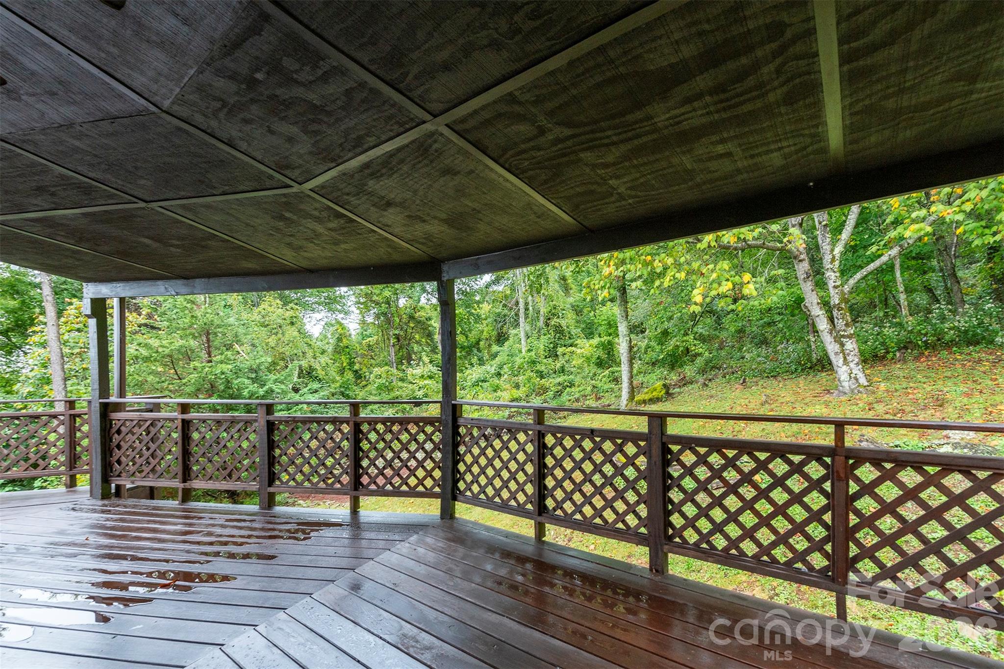 Covered deck - 281 Bearwallow Trail, Leicester