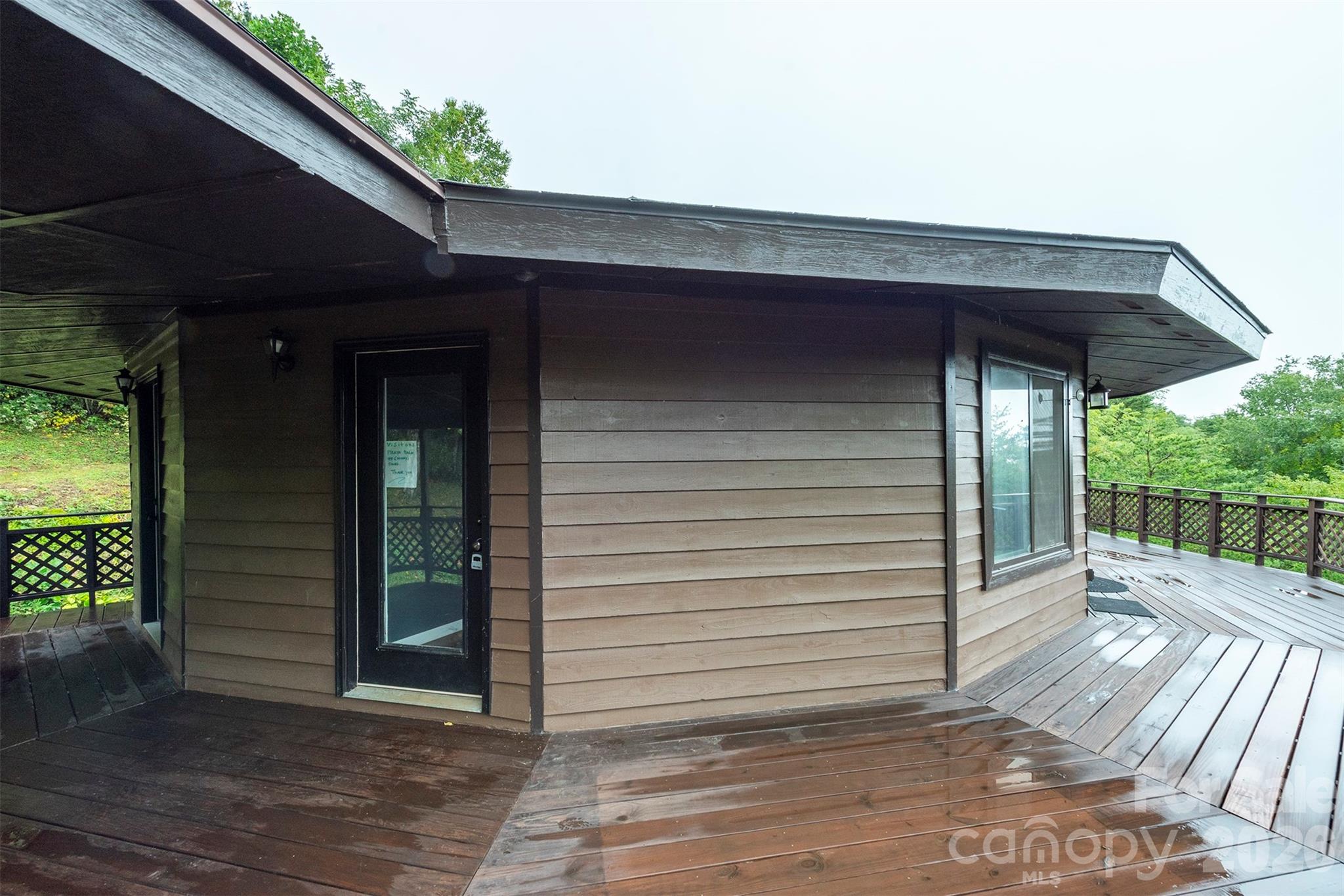 Covered side entry - 281 Bearwallow Trail, Leicester