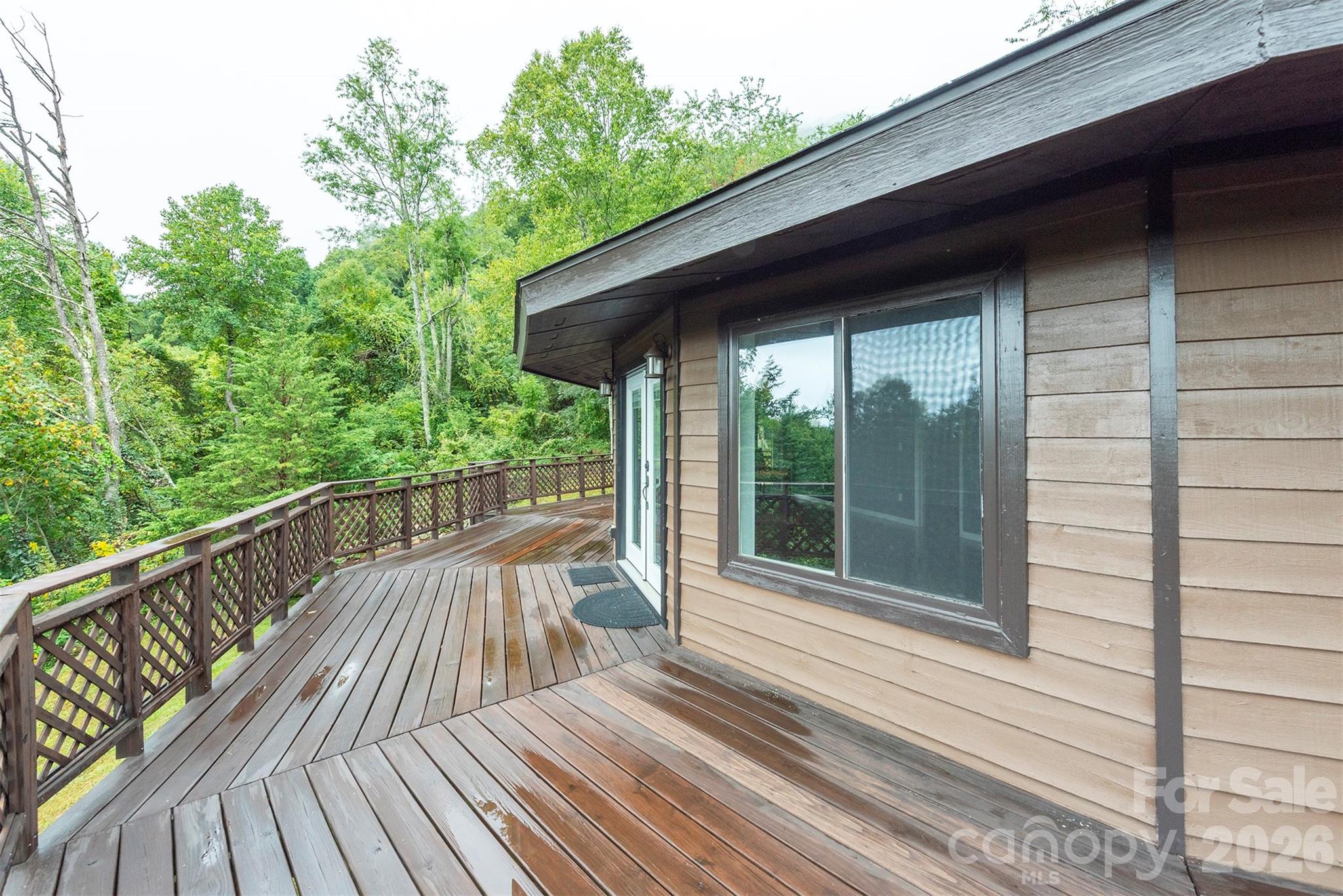 Wraparound deck - 281 Bearwallow Trail, Leicester