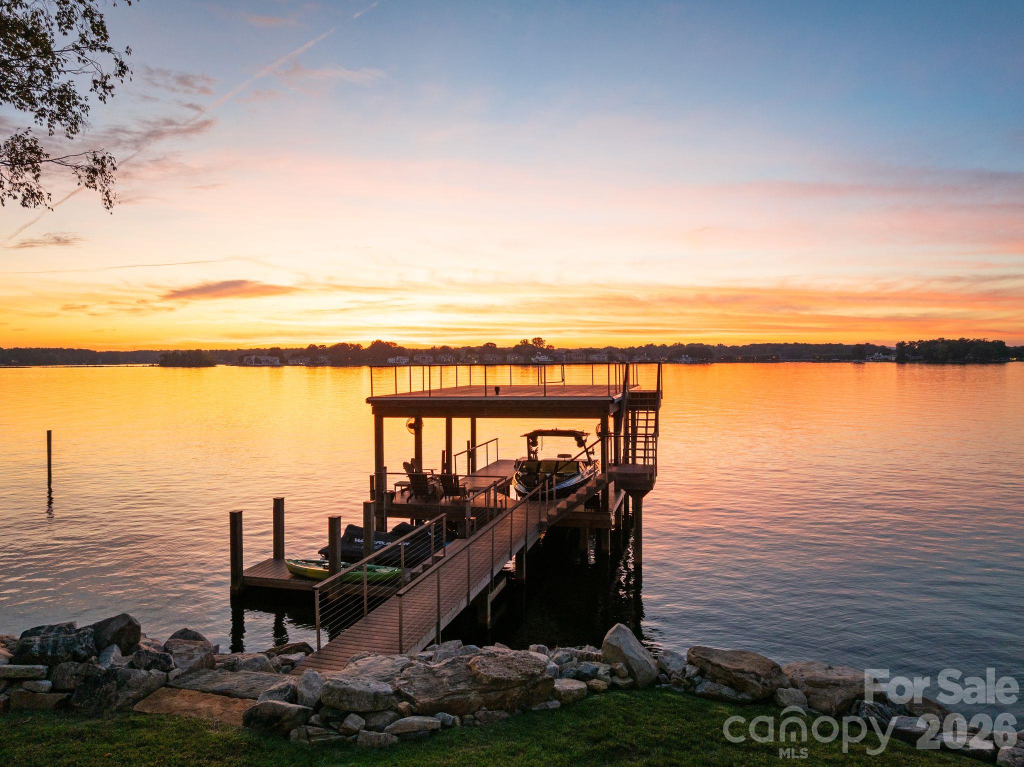 Private fixed dock surrounded by breathtaking sunset views. - 112 Birdsong Lane, Mooresville