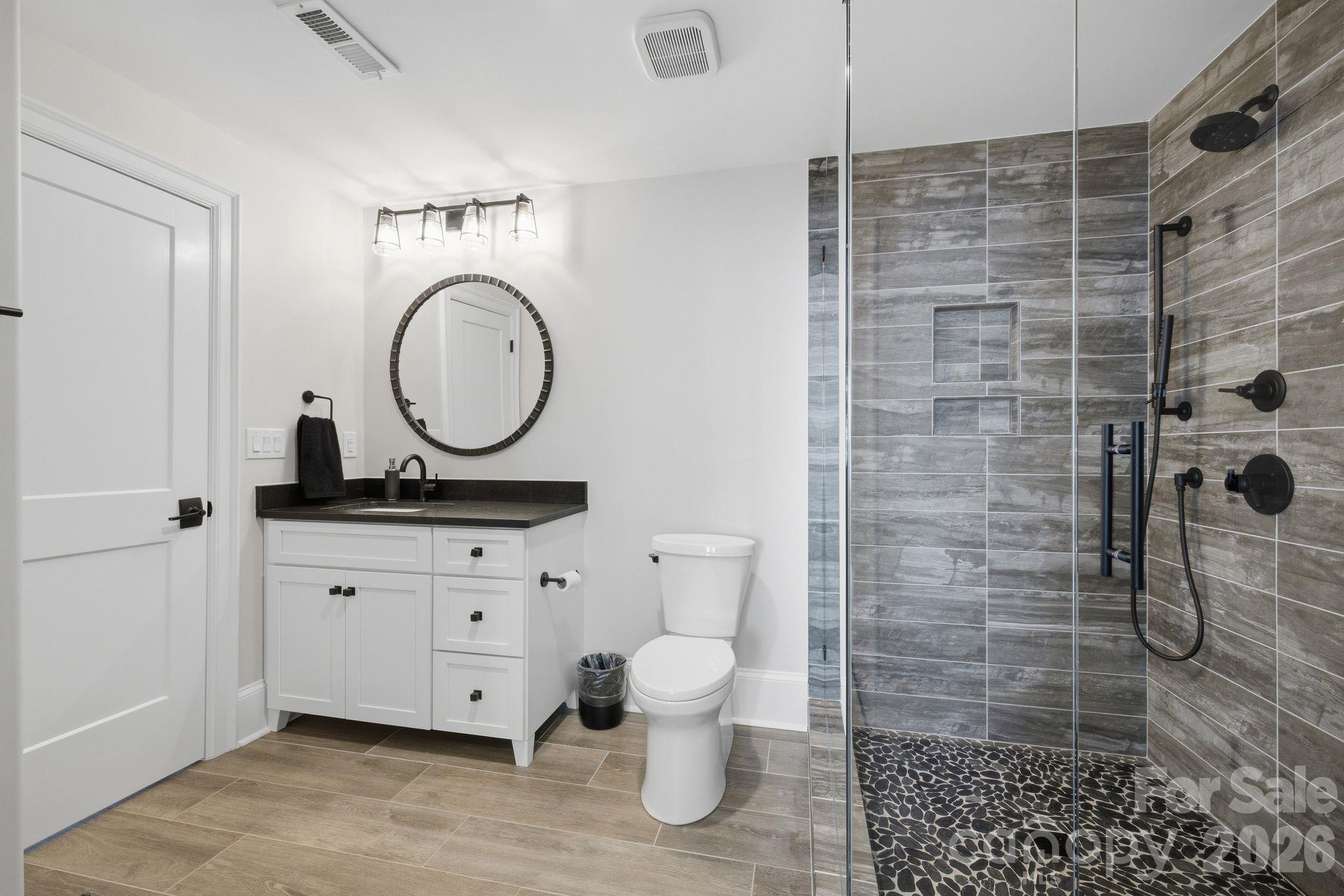 Guest En-suite One - 112 Birdsong Lane, Mooresville