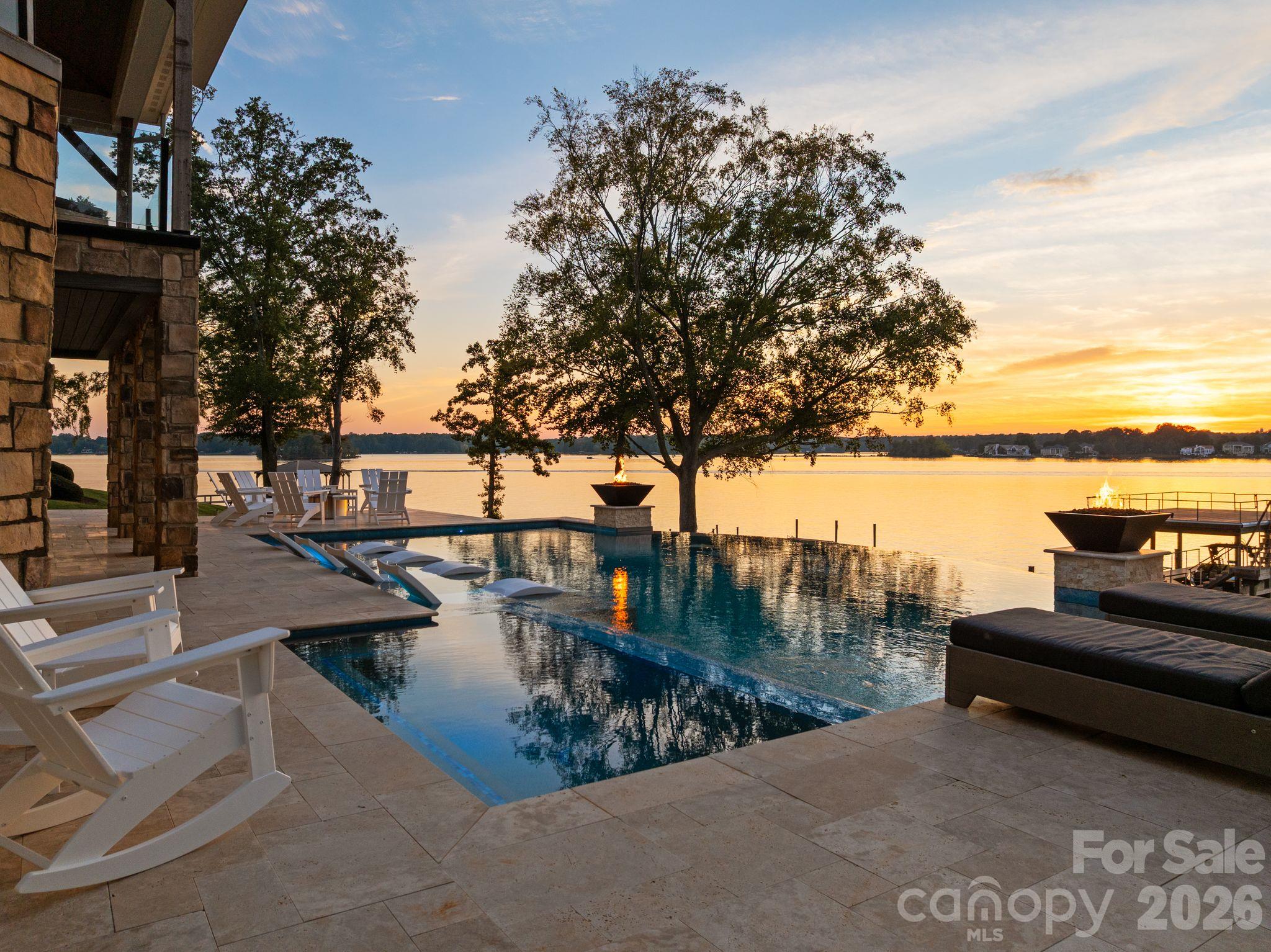 Infinity edge pool and spa. - 112 Birdsong Lane, Mooresville