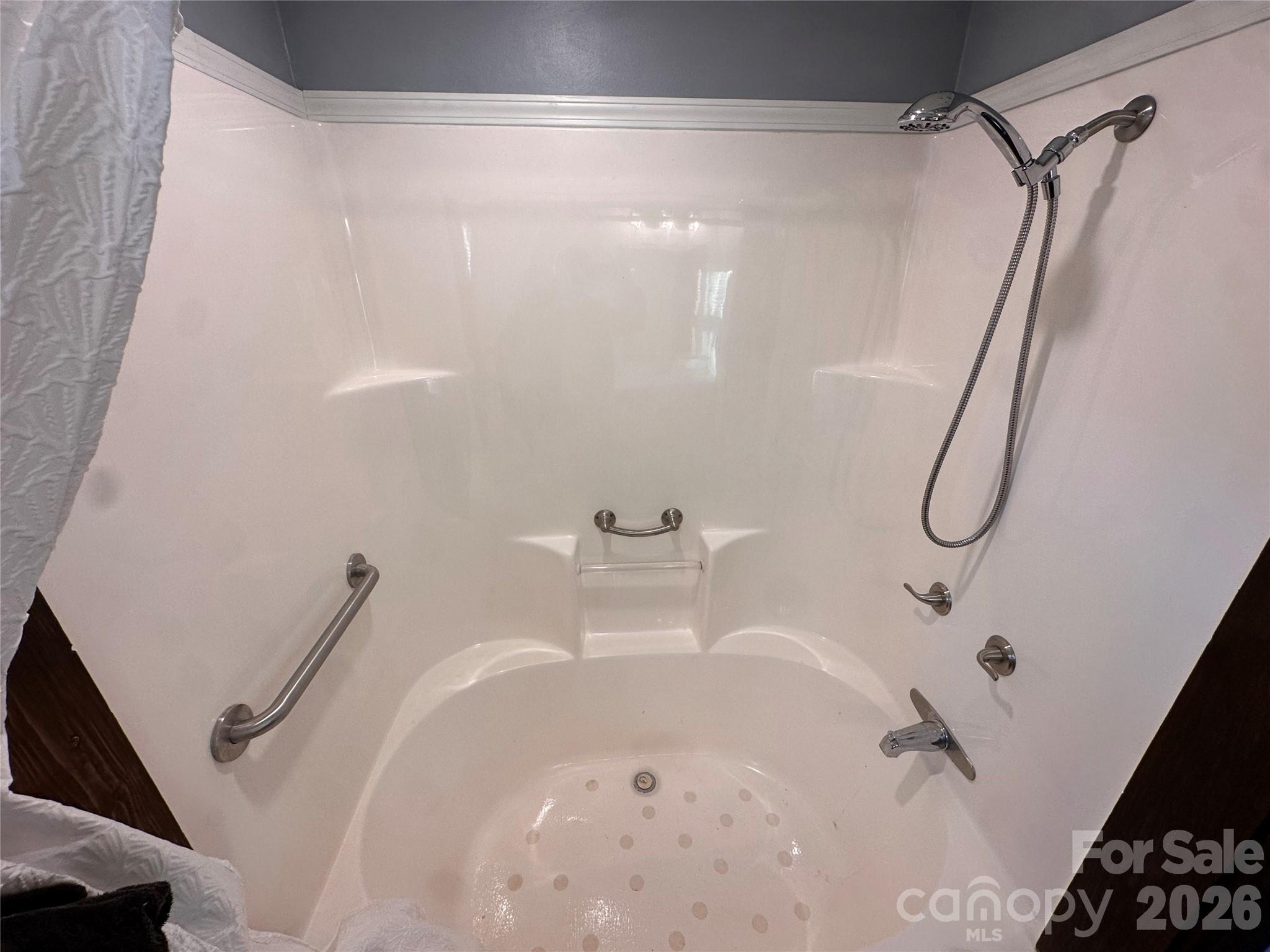 Large Bath Tub w/ Grab Rails - 113 Highlander Street, Morganton