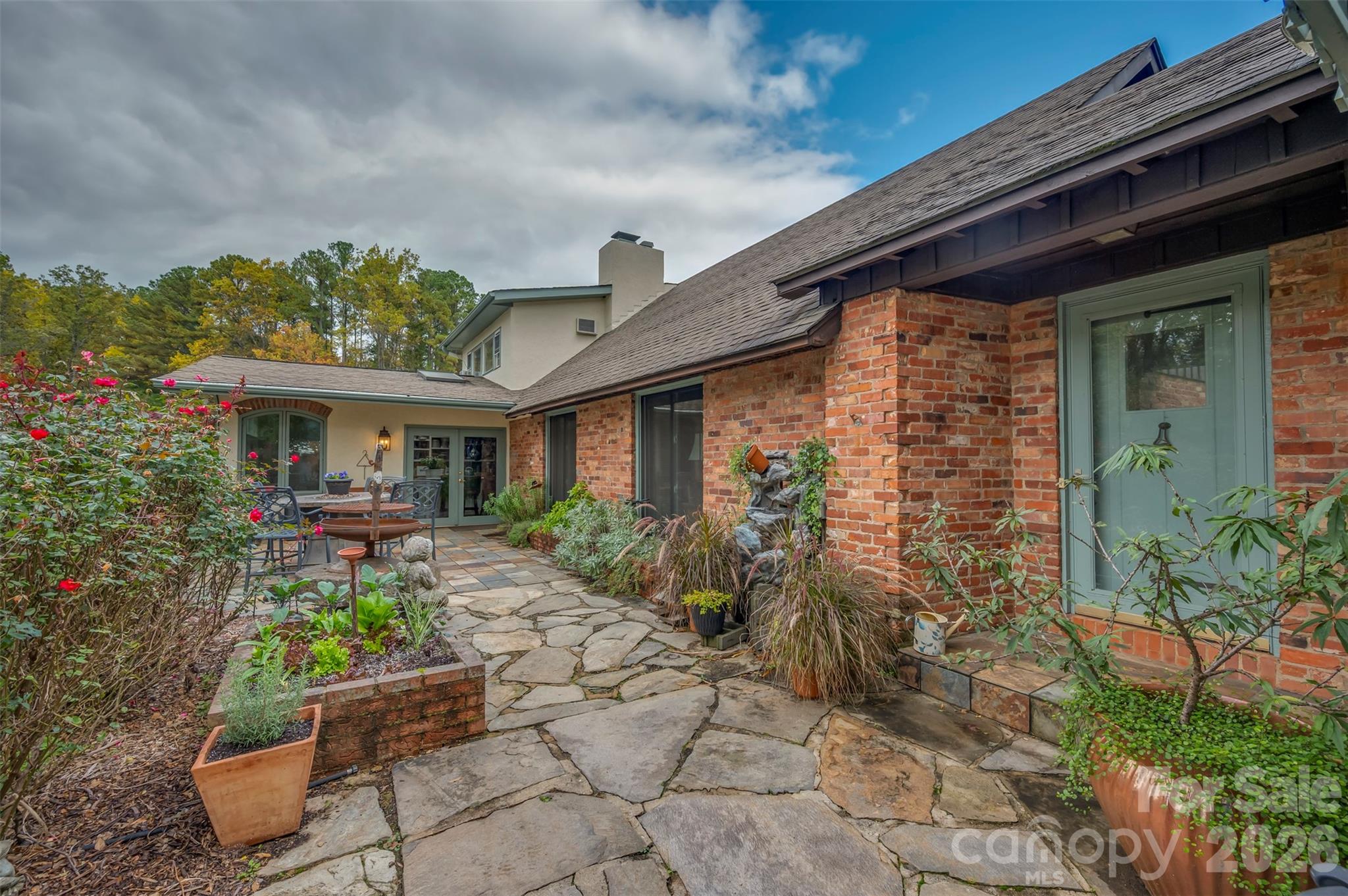 936 Golden Road