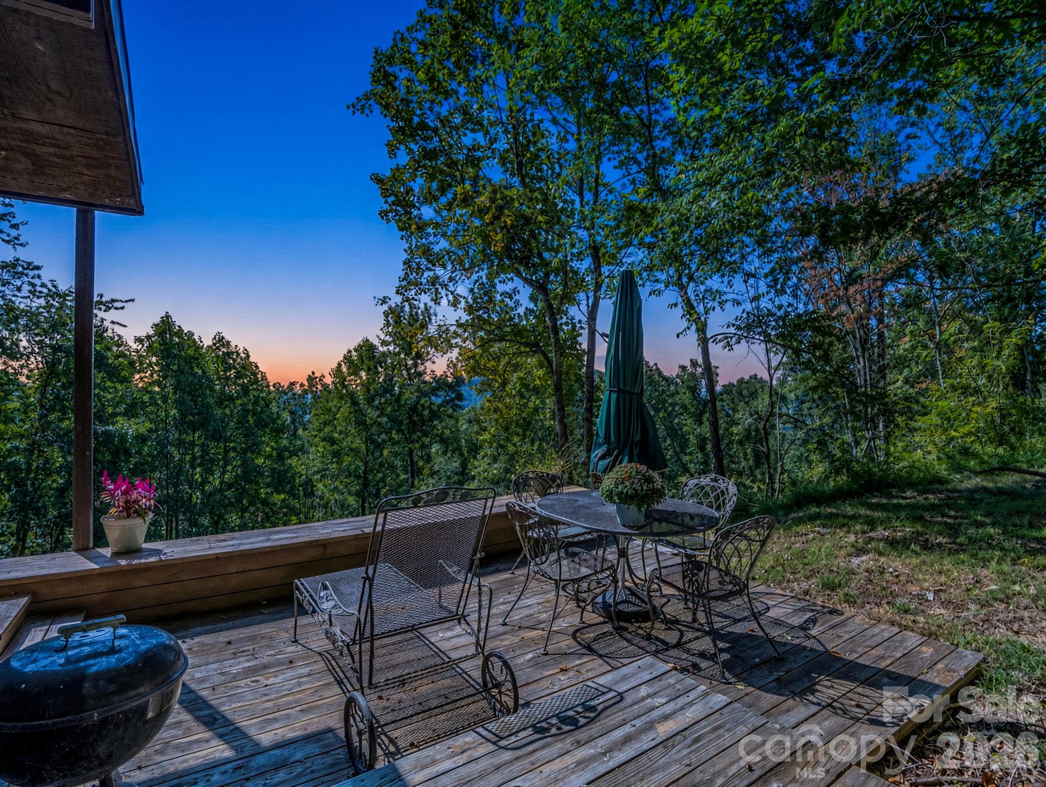Single Family Residence at 500 E Poplar Drive, Hendersonville, photo 2 of 42