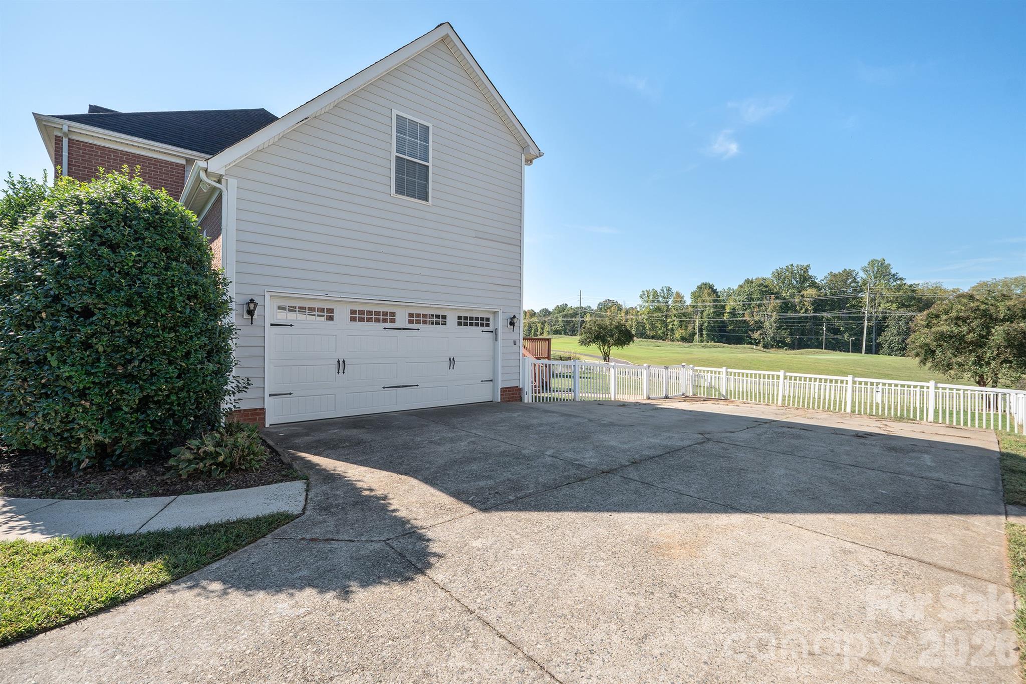Two car garage - 110 Fox Den Circle, Statesville