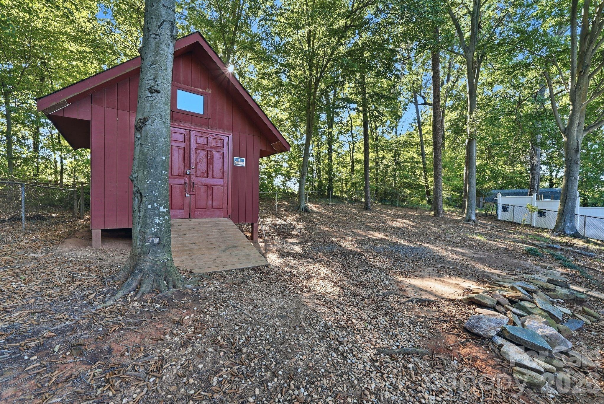 Single Family Residence at 1524 Lanewood Place, Charlotte, photo 38 of 41