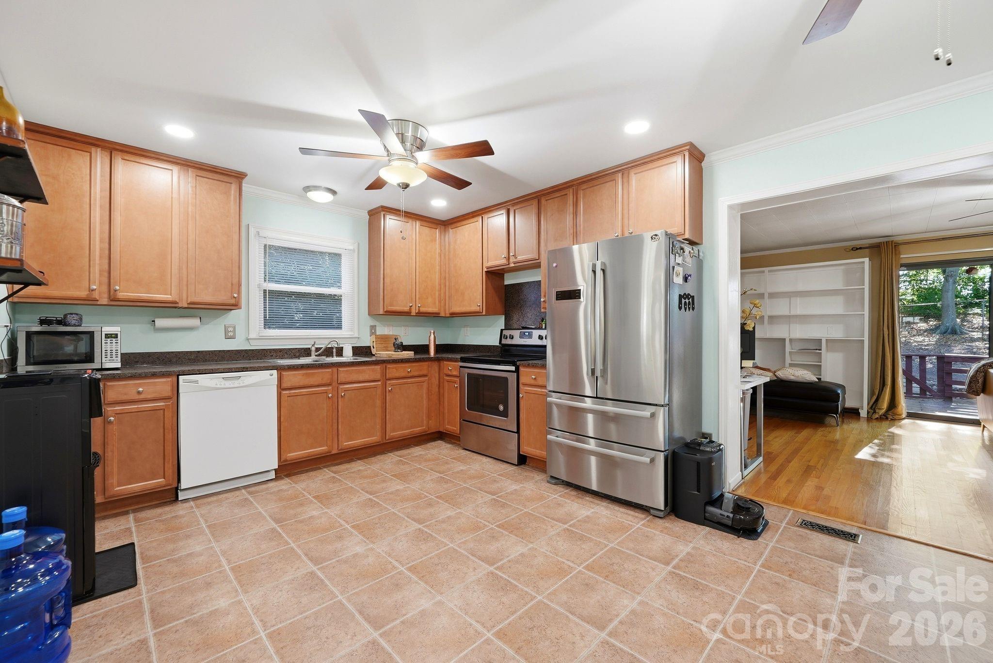 Single Family Residence at 1524 Lanewood Place, Charlotte, photo 8 of 41