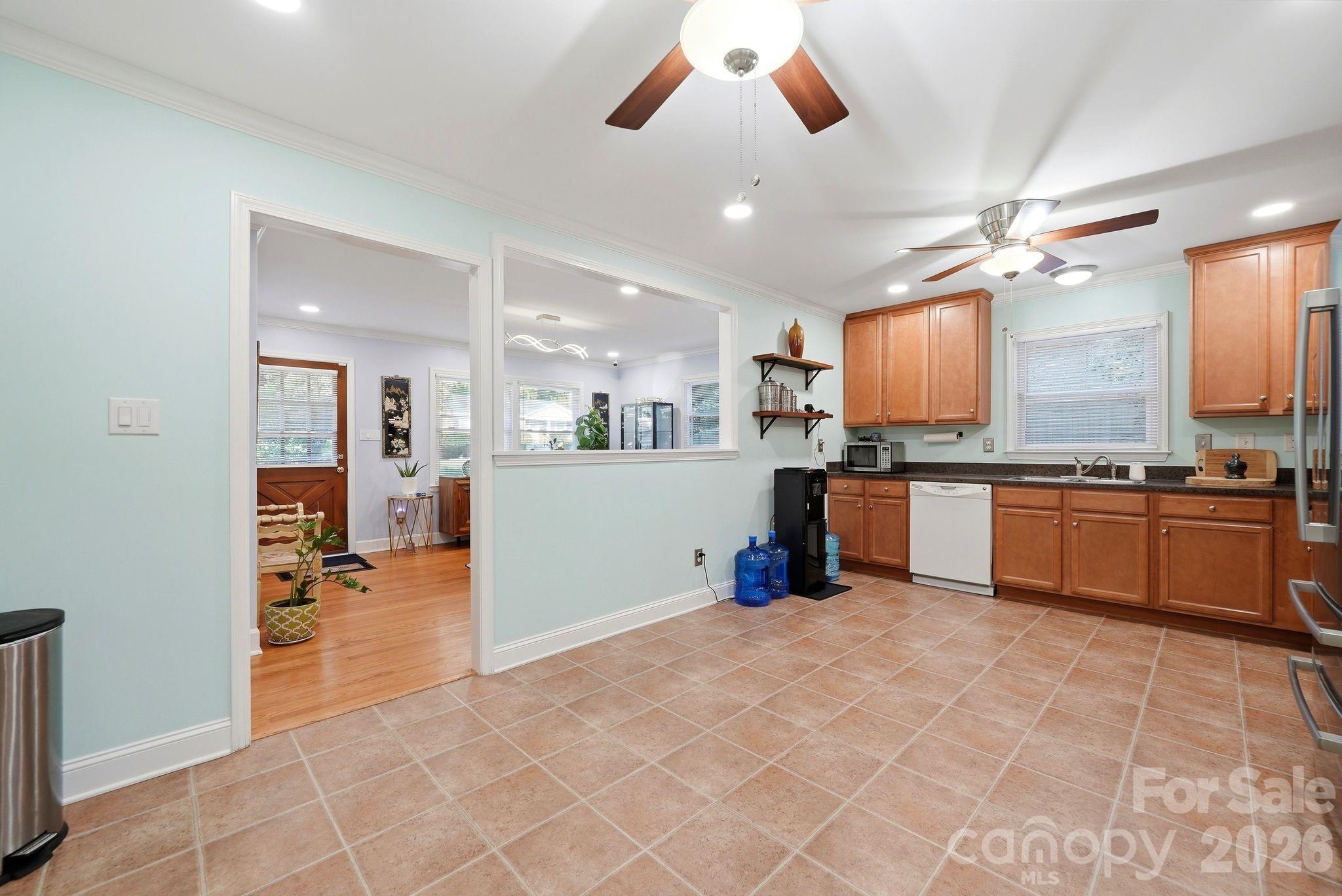 Single Family Residence at 1524 Lanewood Place, Charlotte, photo 6 of 41