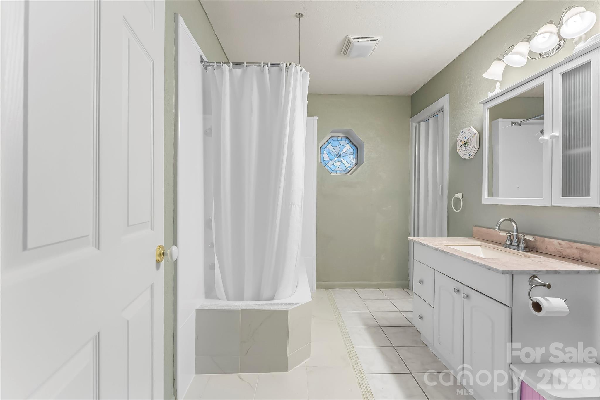 Single Family Residence at 477 14th Avenue Drive NE, Hickory, photo 11 of 35