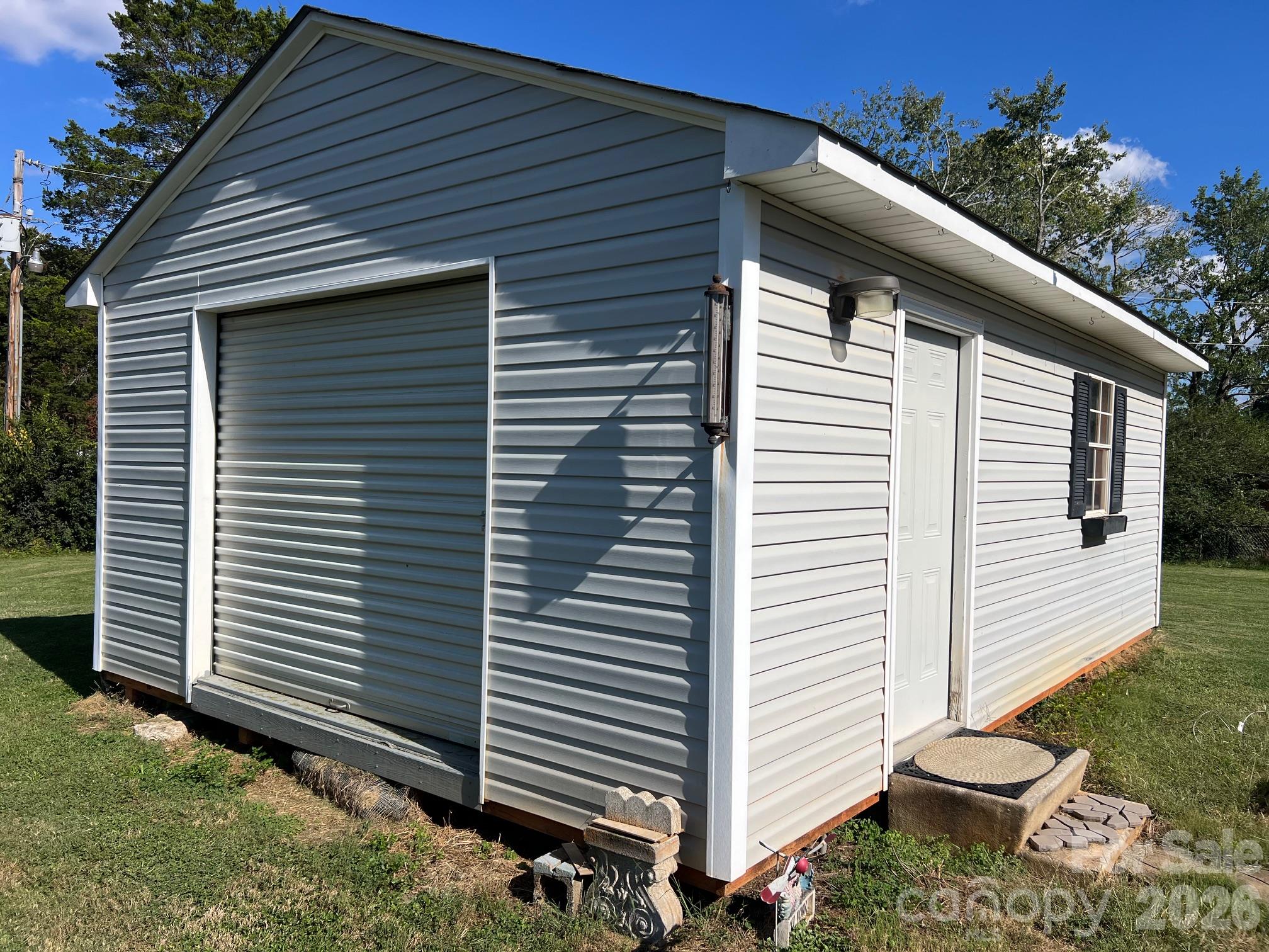 Building with hot tub in in - 4146 Startown Road, Newton