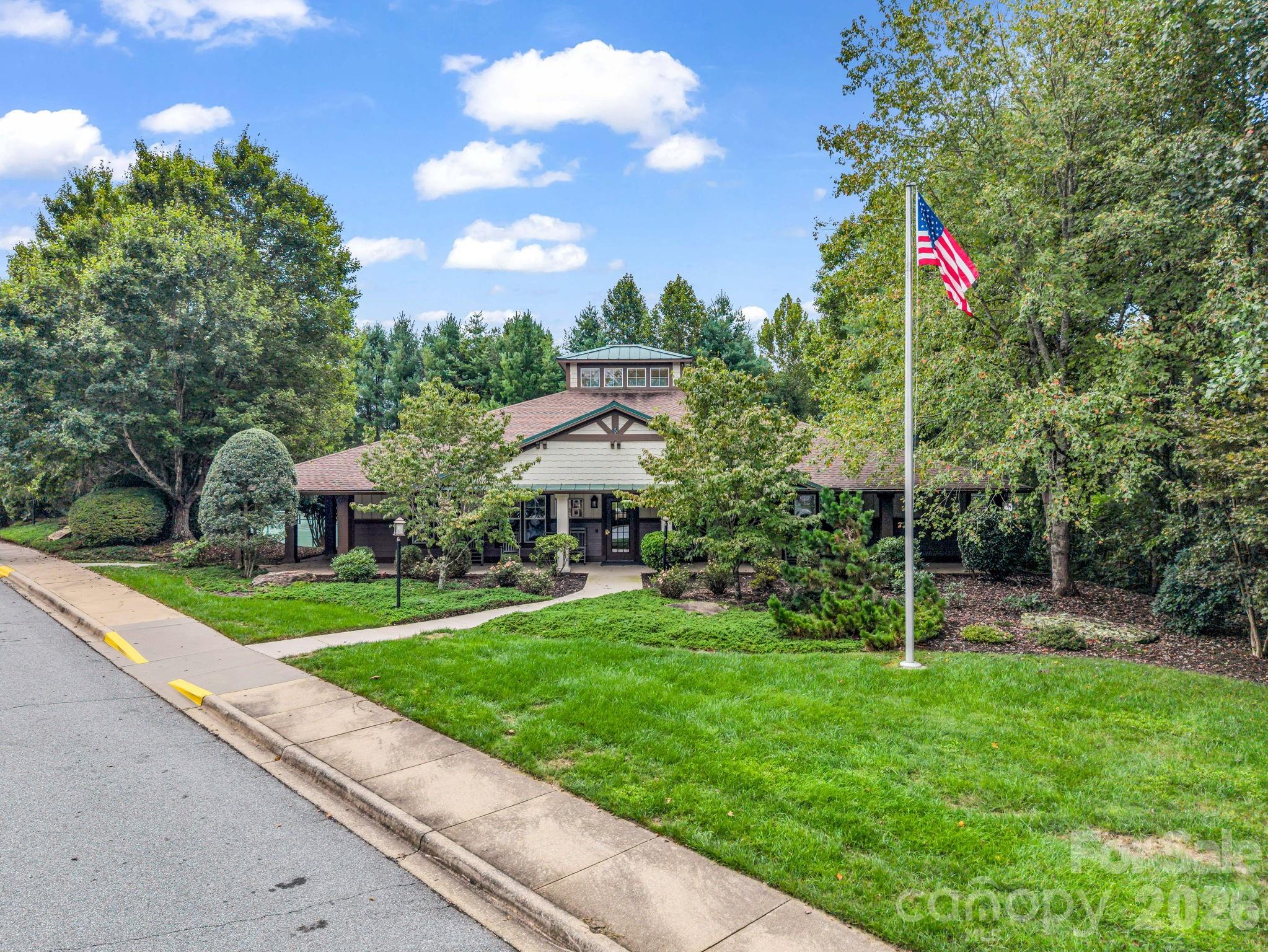 Wolfpen Clubhouse - 13 Gray Wolf Lane, Hendersonville