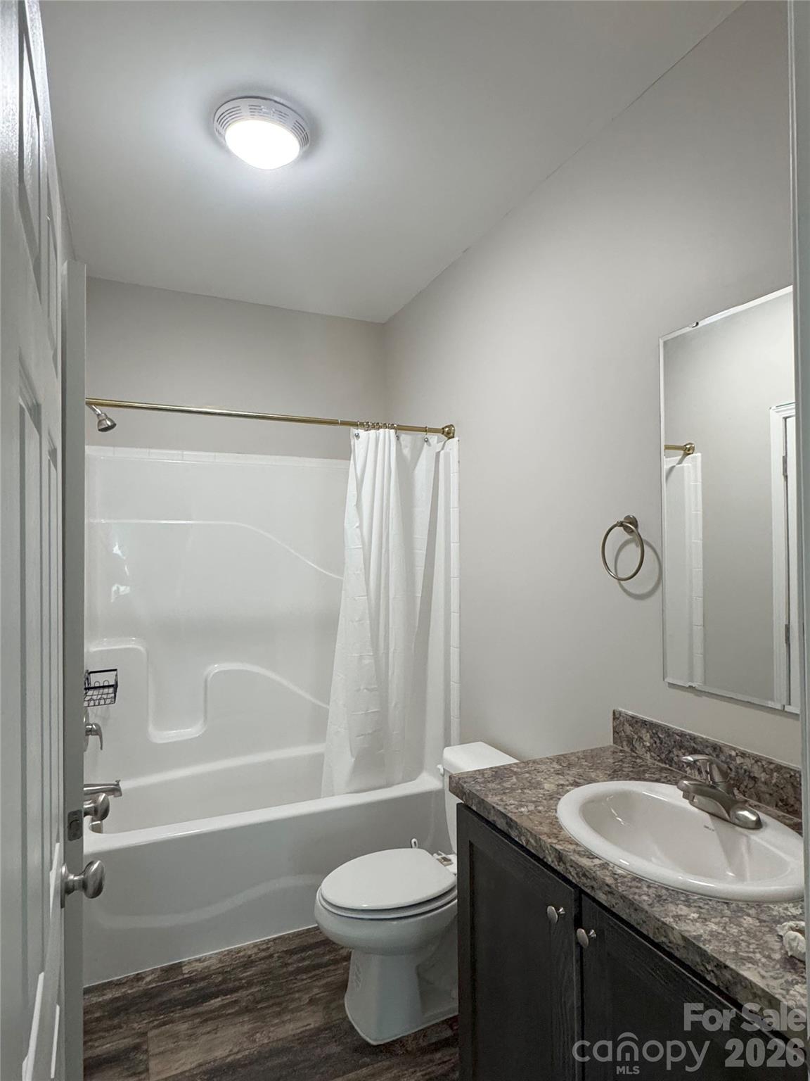 common bathroom located between the secondary bedrooms - 323 Martin Street, Shelby