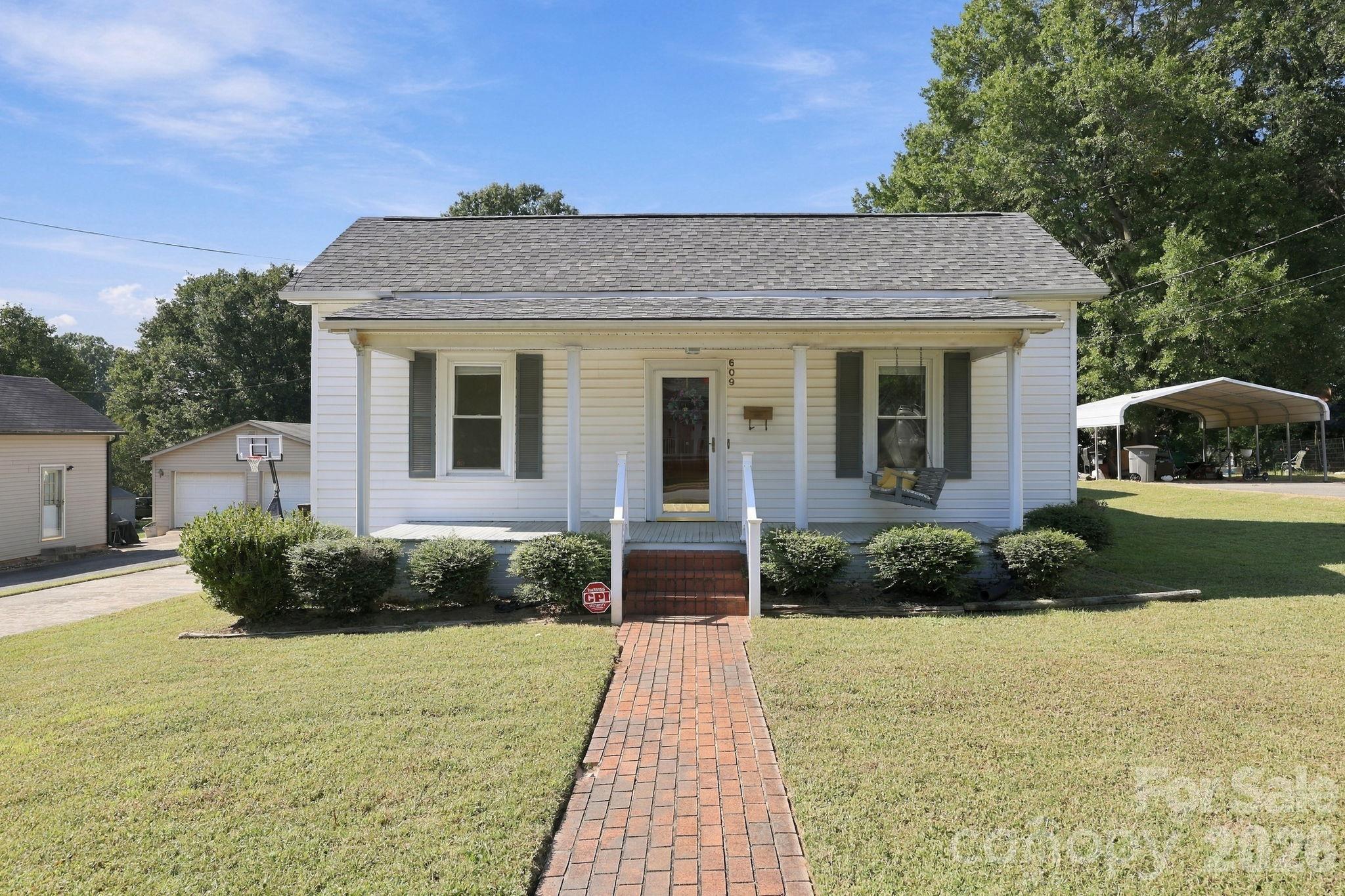 Just one mile from the Cannon Ballers stadium! - 609 Poplar Avenue, Kannapolis
