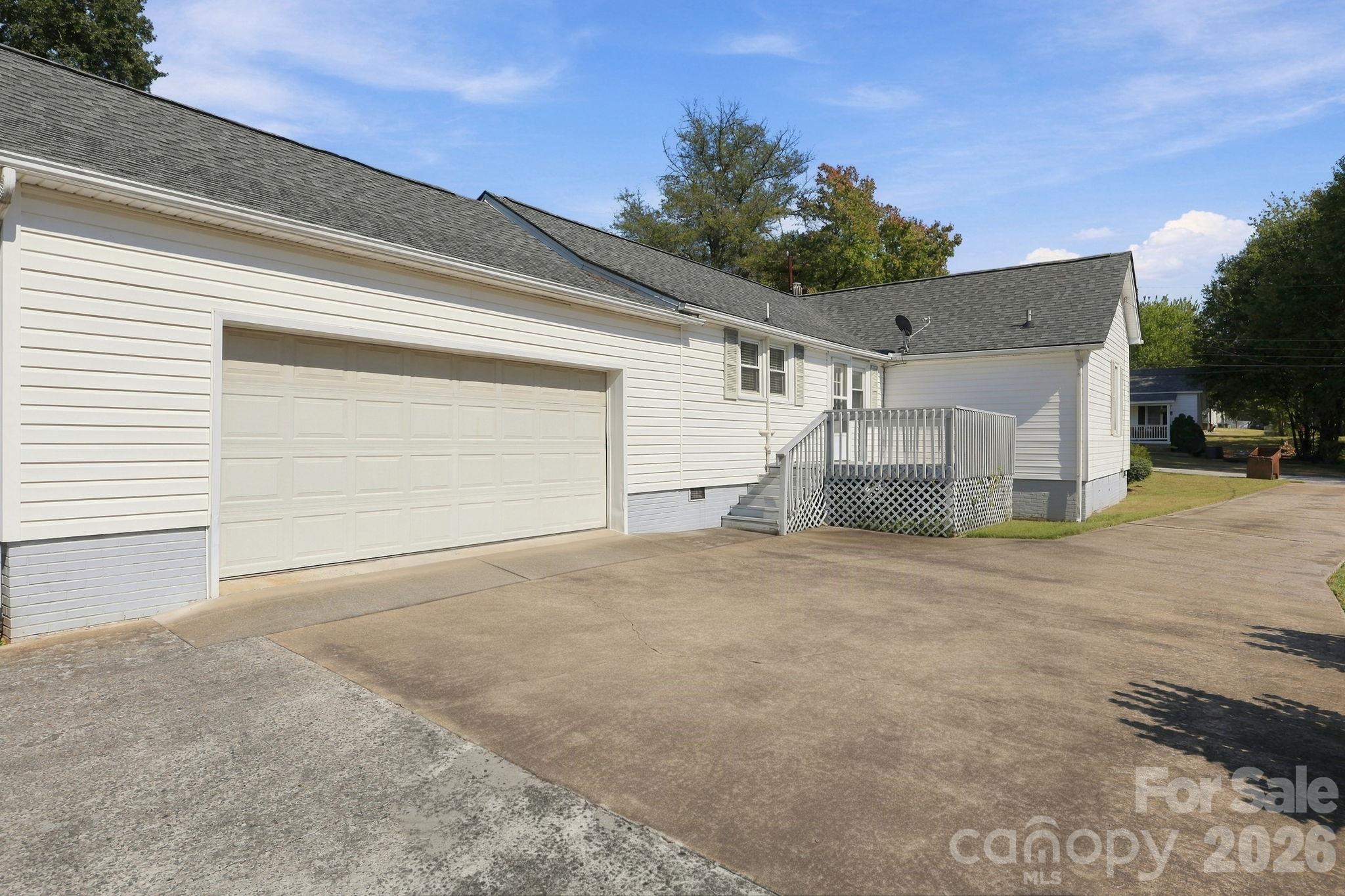 Spacious side load garage - 609 Poplar Avenue, Kannapolis