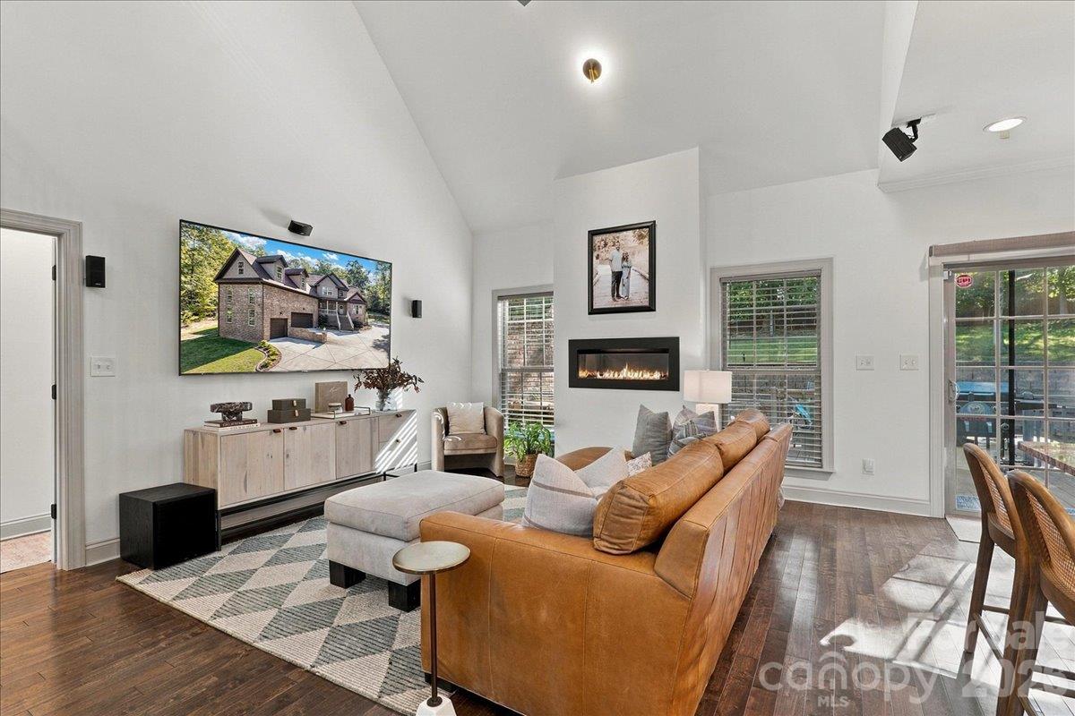 Single Family Residence at 330 Woodland Glen Road, Clover, photo 9 of 48