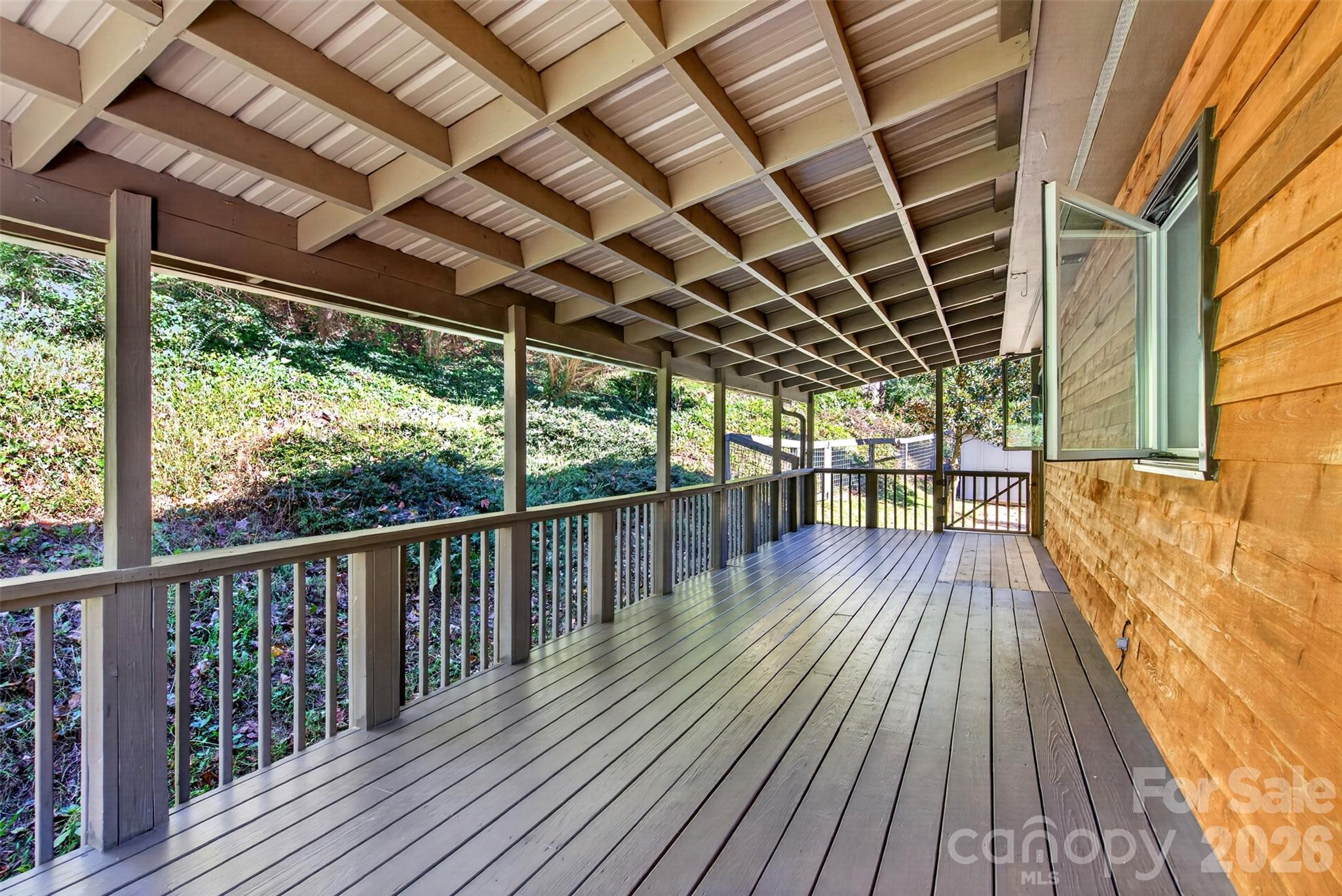 giant covered back deck - 53 Hemlock Street, Arden