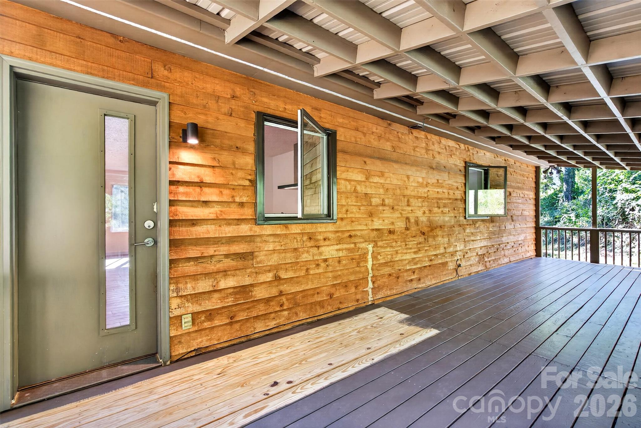 giant covered back deck - 53 Hemlock Street, Arden