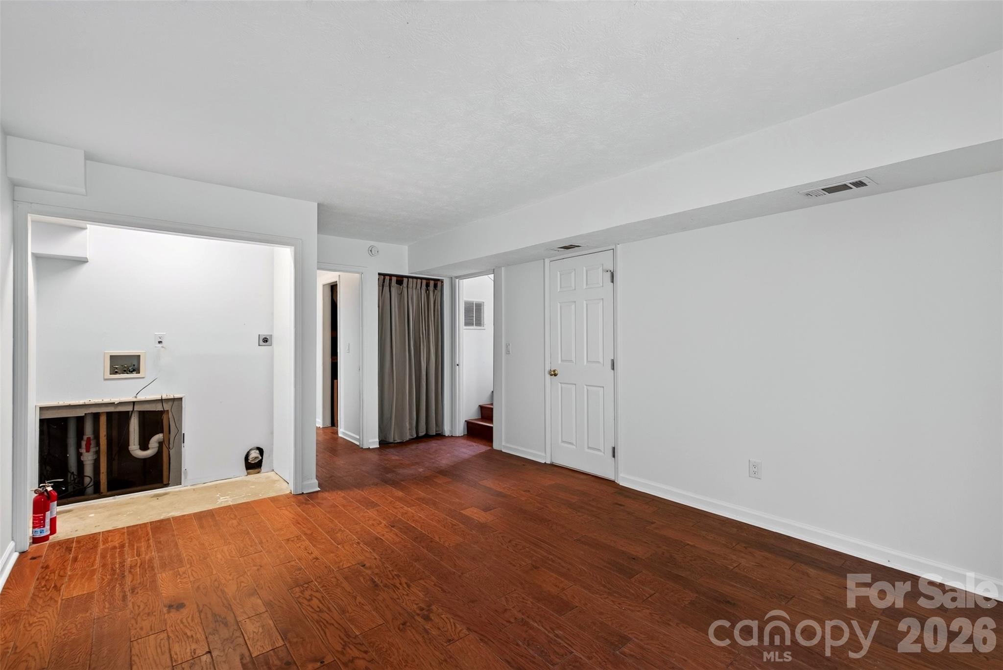 downstairs living room with walk-up interior access - 53 Hemlock Street, Arden