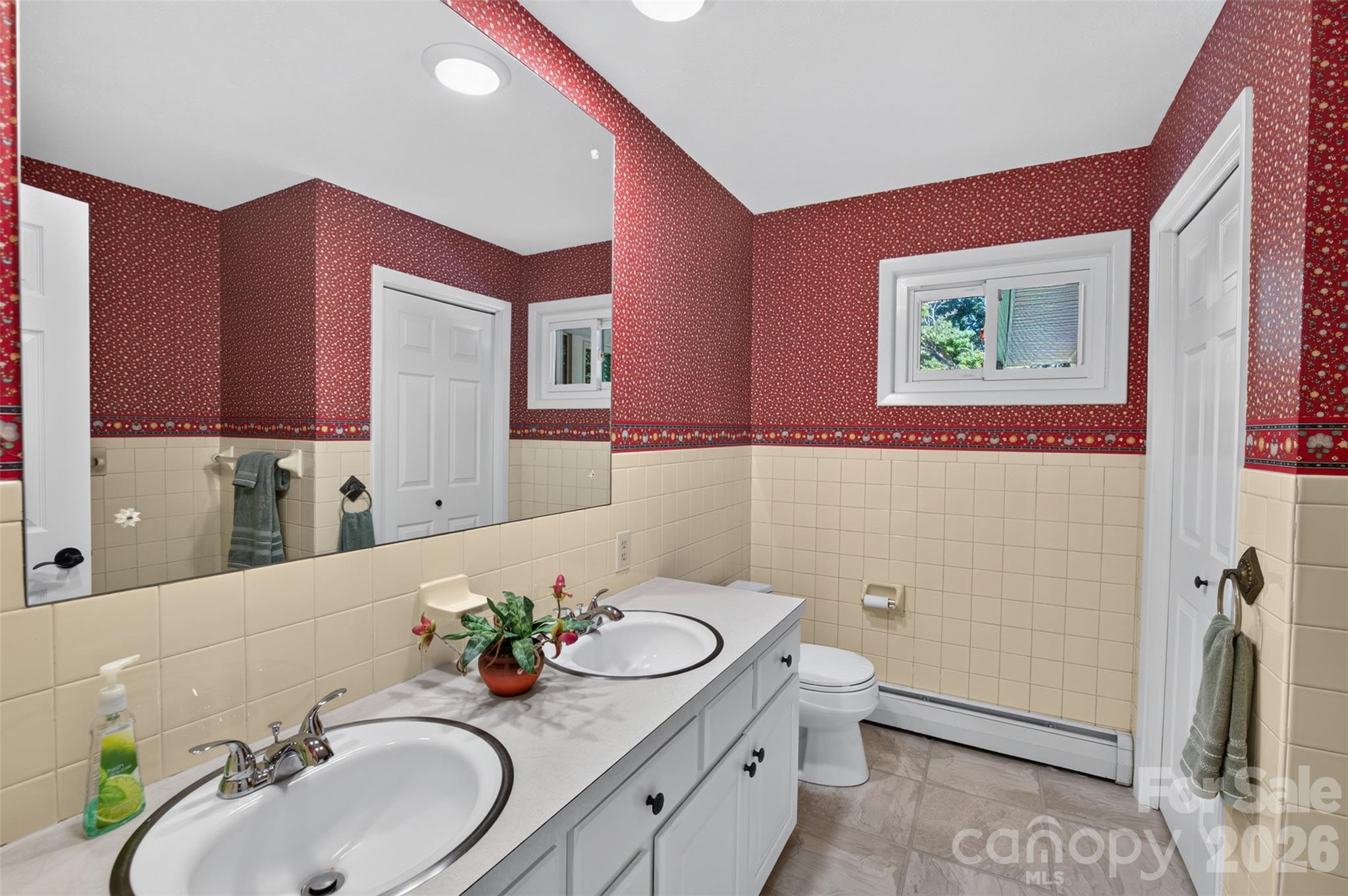 Full Hall bath - 1007 Woodland Street SE, Valdese