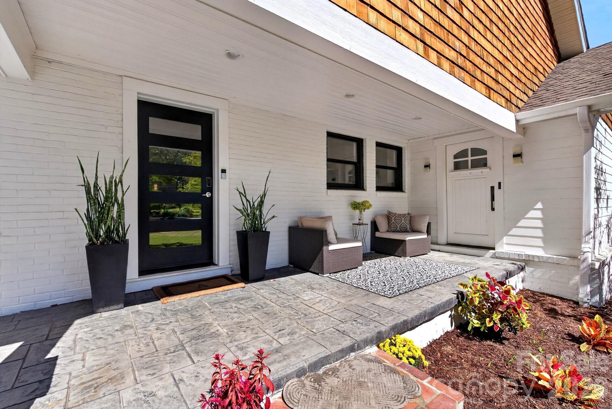Lovely covered front porch - 5 Inglewood Road, Asheville